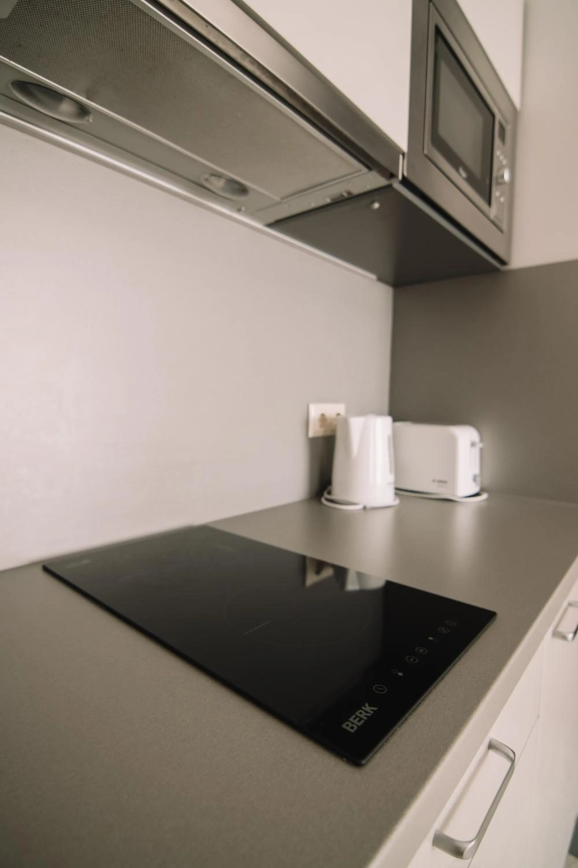 stove in Merepargi ApartHotel & Cafe