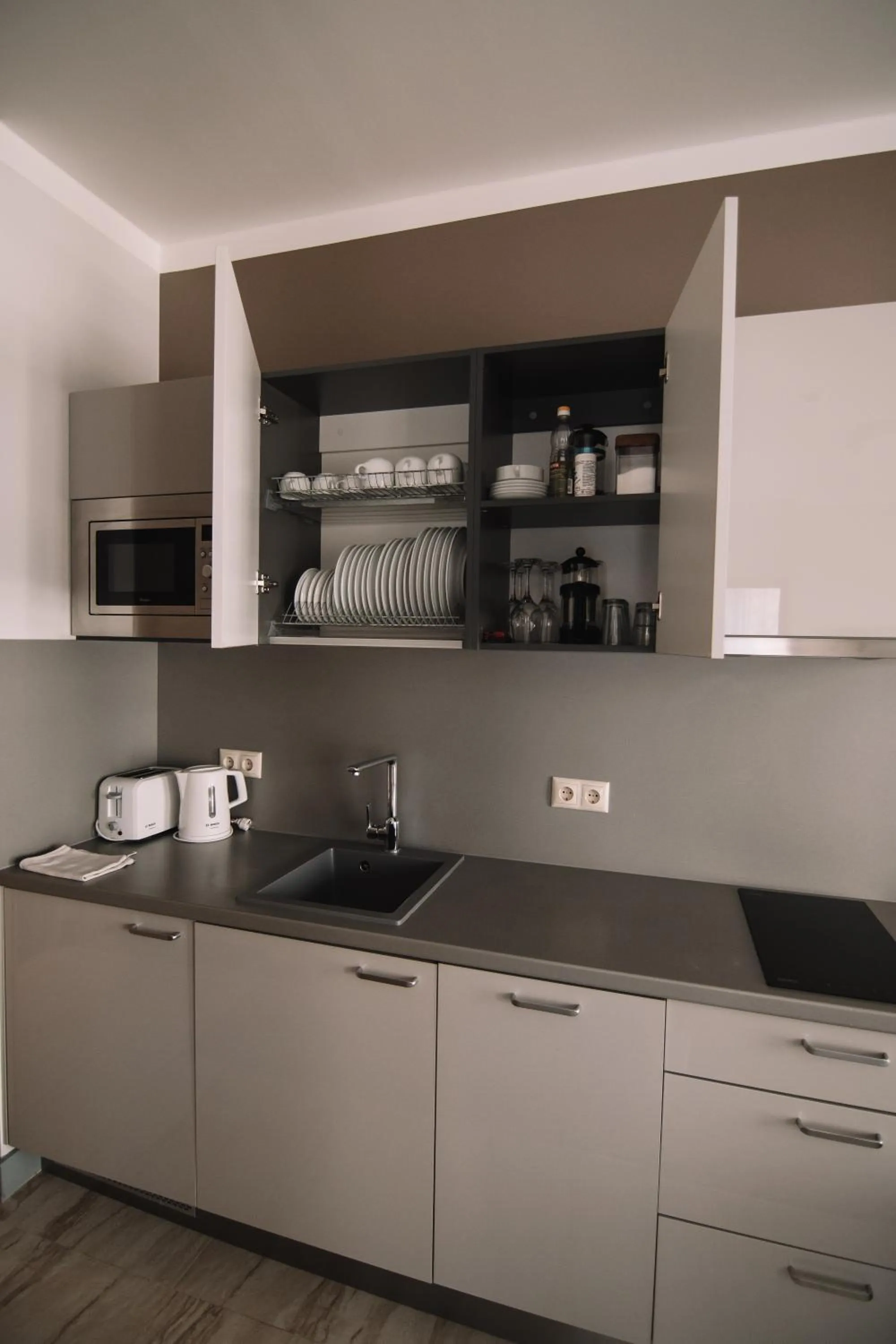 Coffee/tea facilities in Merepargi ApartHotel & Cafe