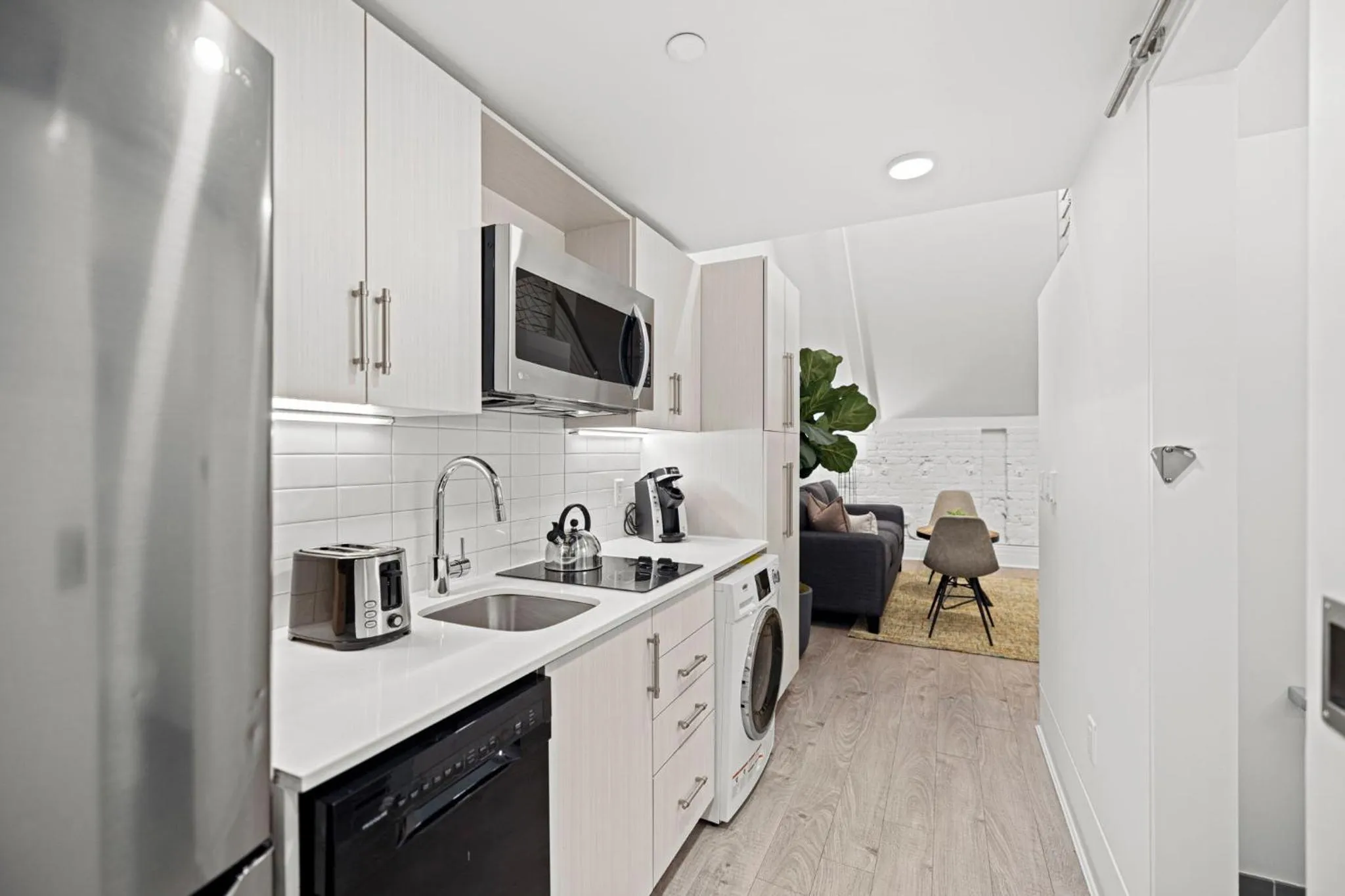 Kitchen or kitchenette in Placemakr Dupont Circle