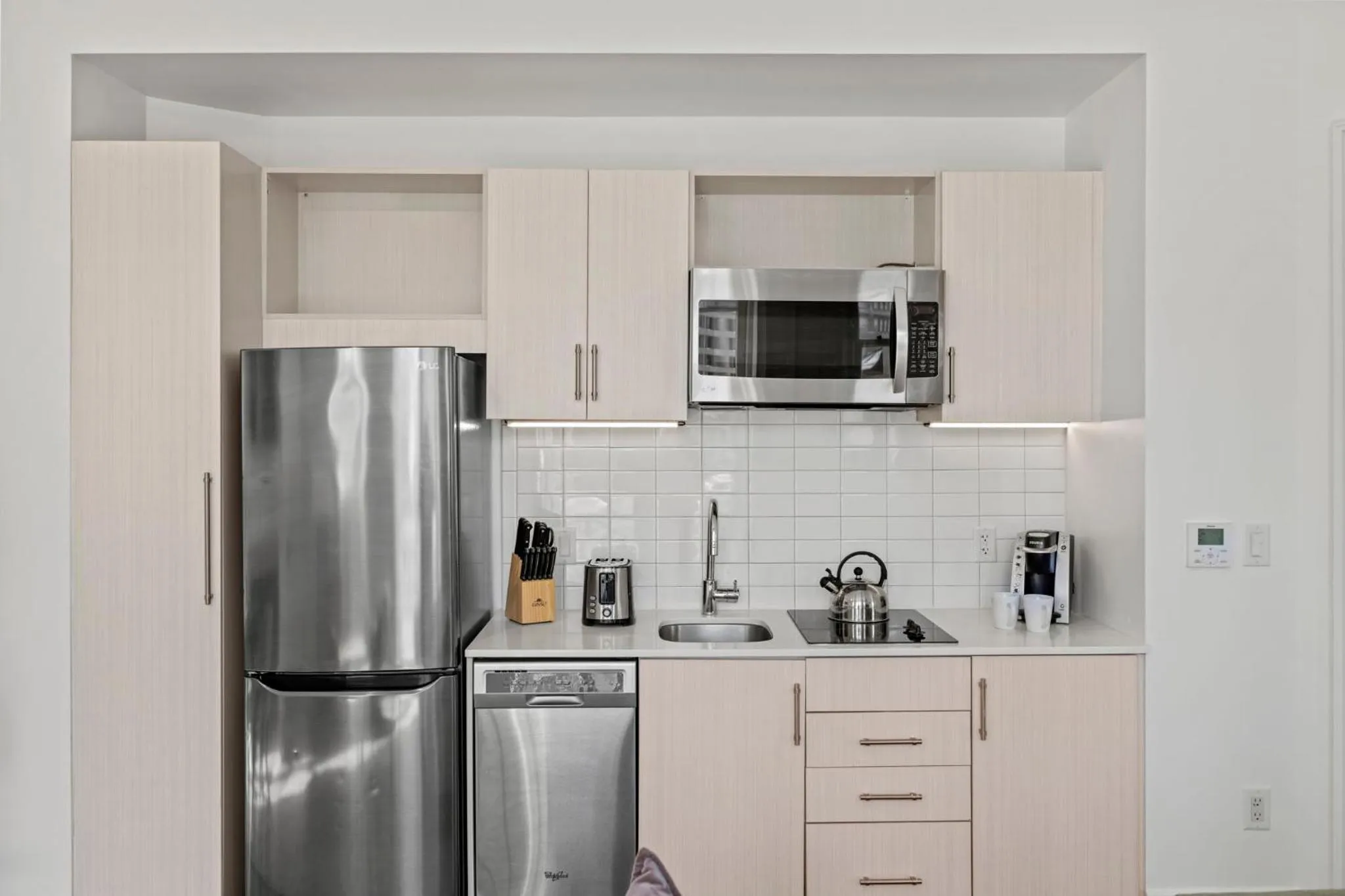 Kitchen or kitchenette in Placemakr Dupont Circle
