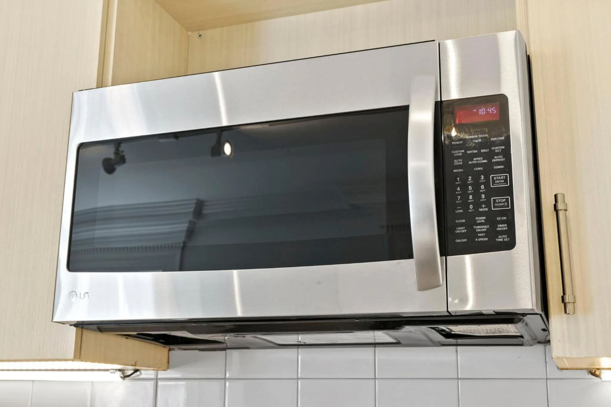 Kitchen or kitchenette in Placemakr Dupont Circle