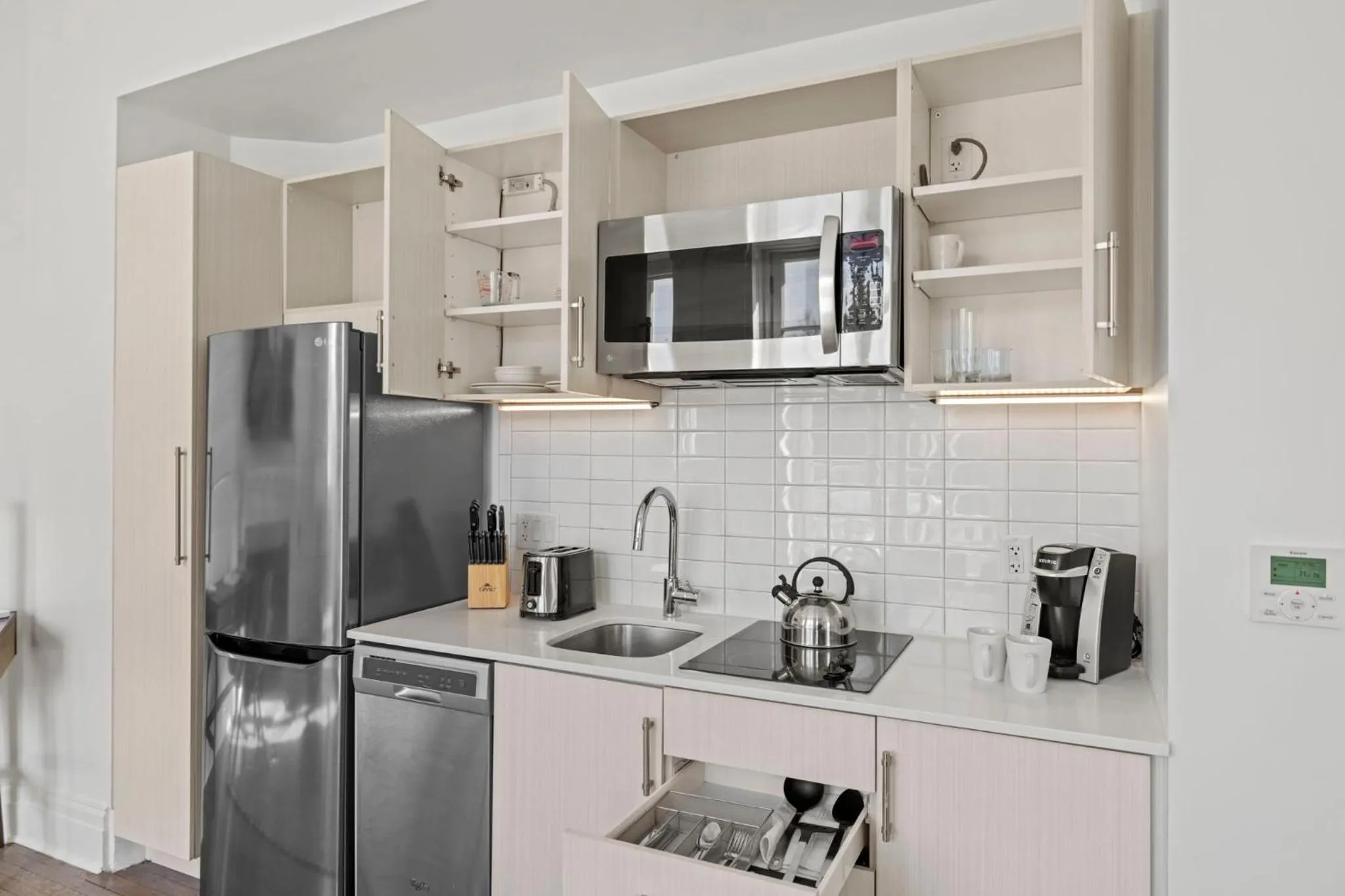 Kitchen or kitchenette in Placemakr Dupont Circle