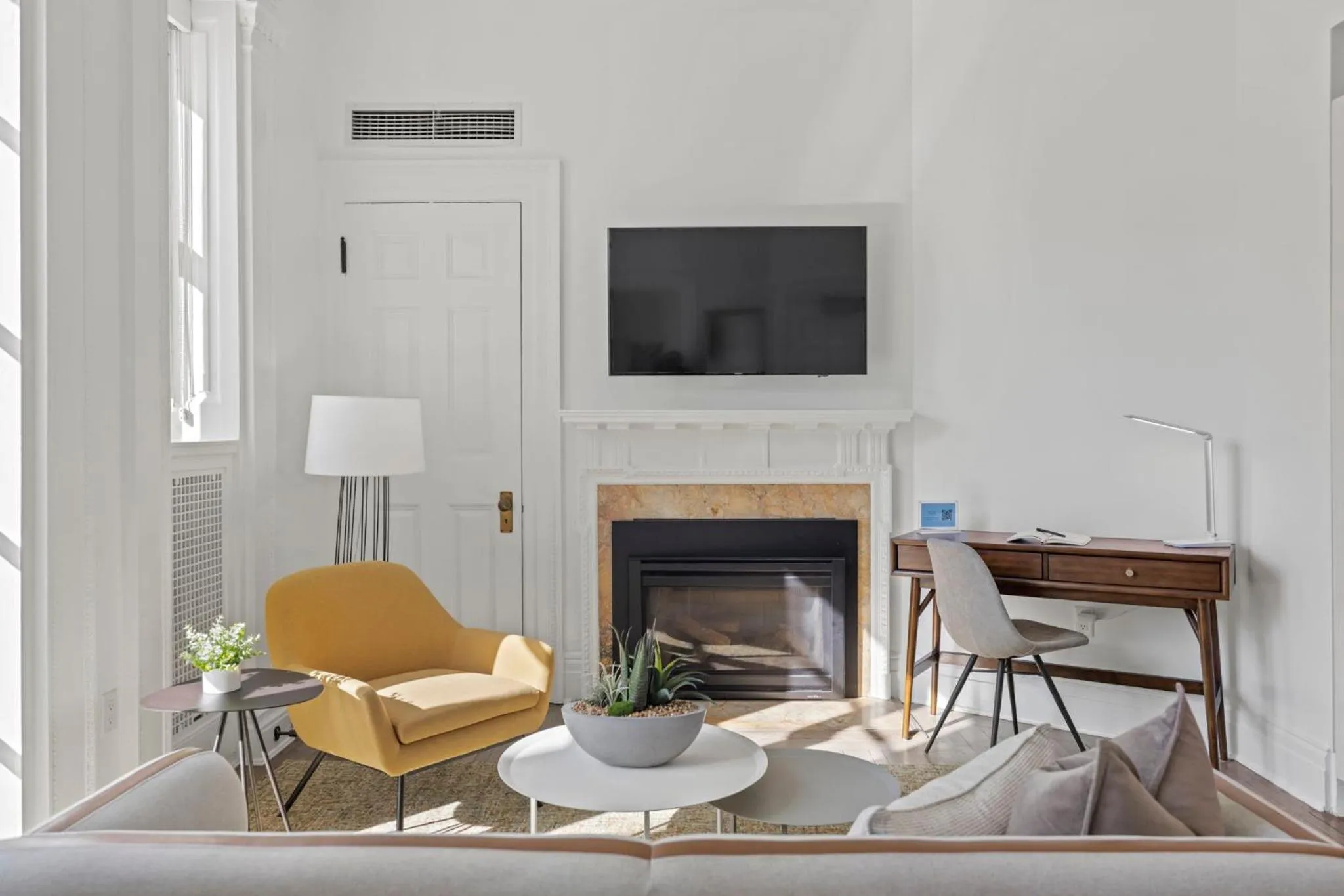 Living room in Placemakr Dupont Circle