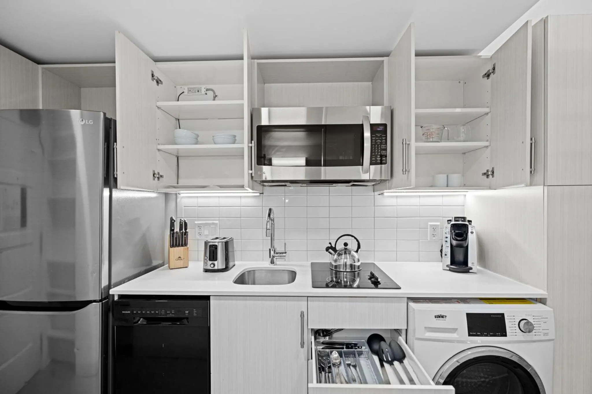 Kitchen or kitchenette in Placemakr Dupont Circle