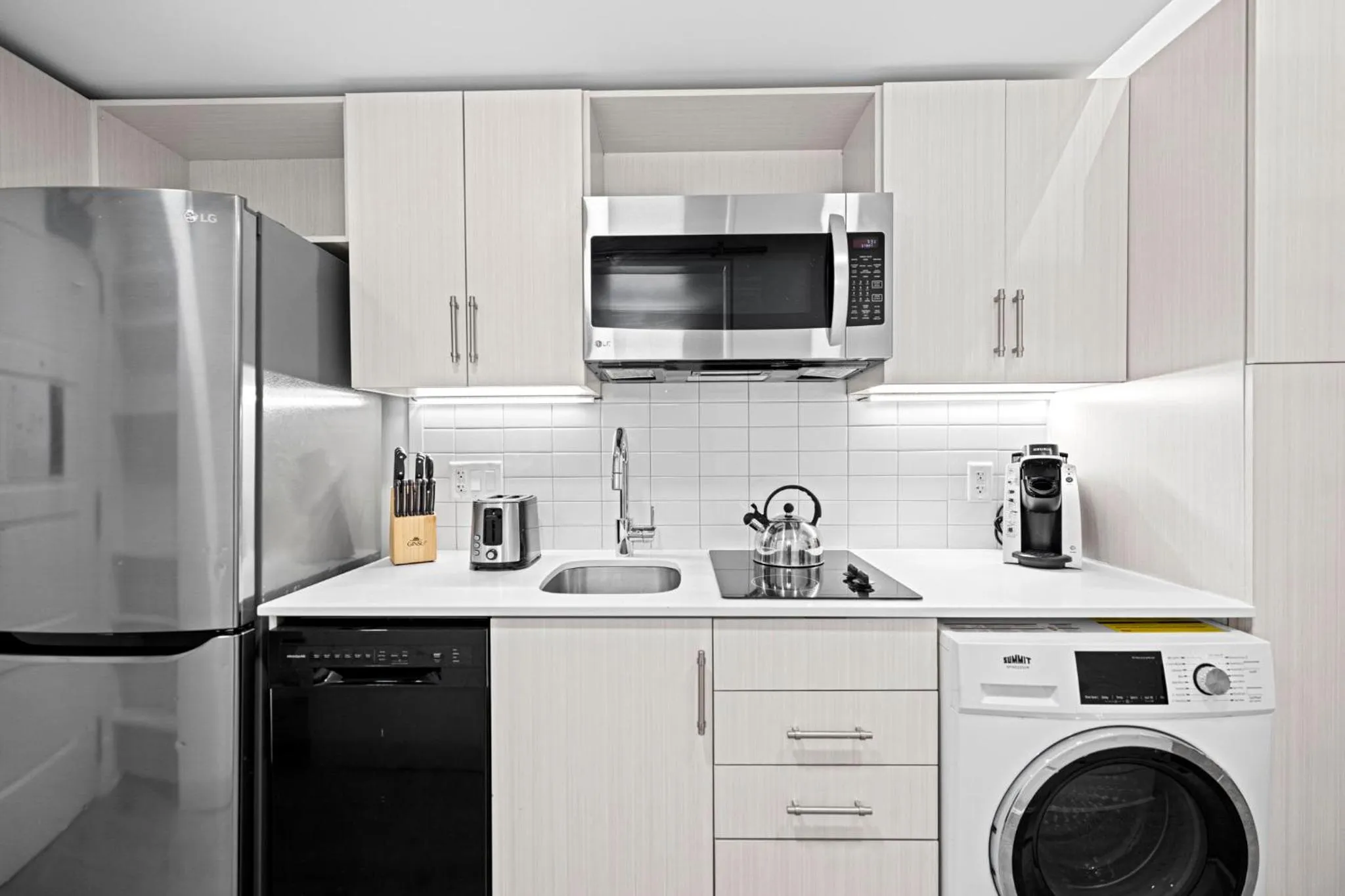 Kitchen or kitchenette in Placemakr Dupont Circle