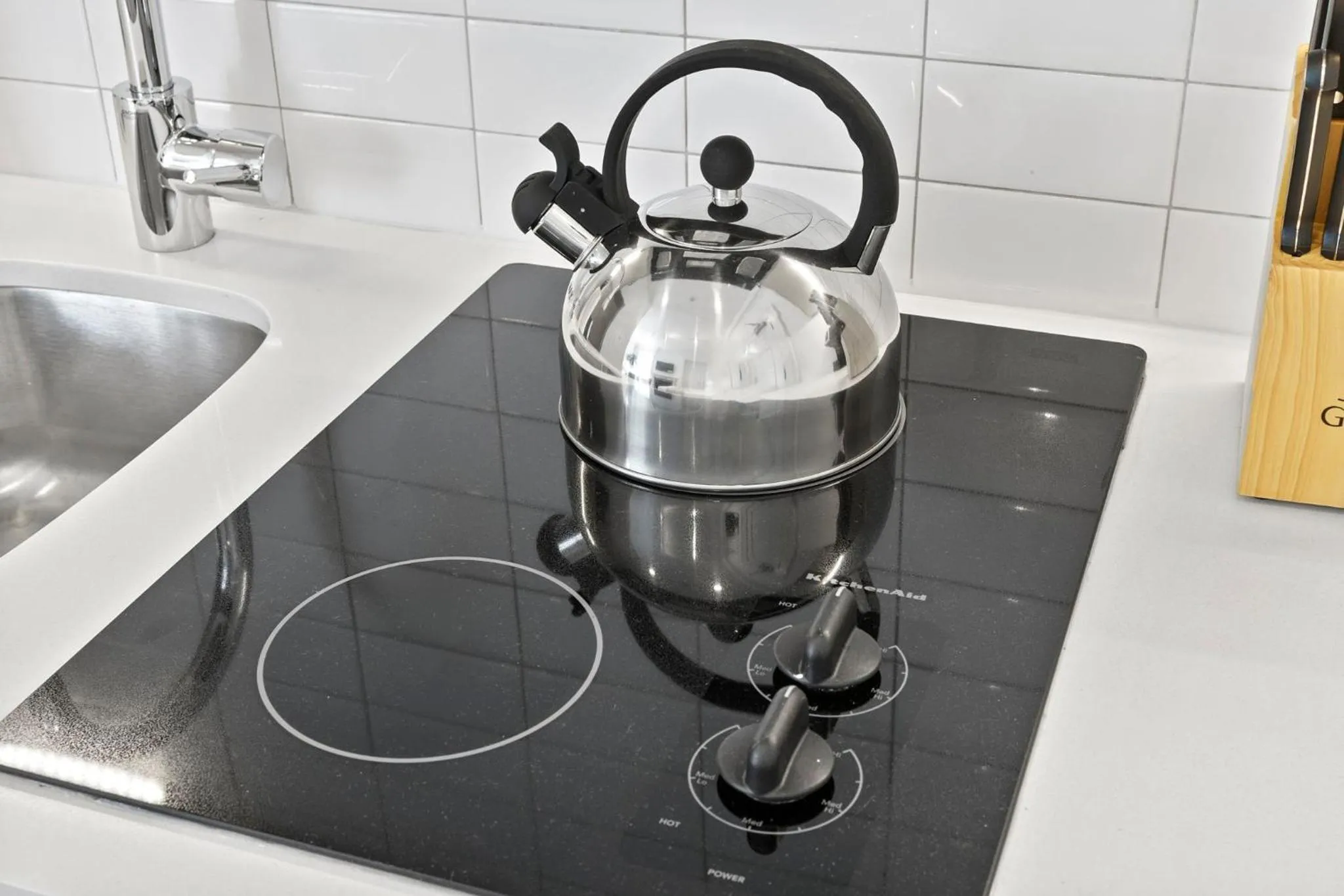 Kitchen or kitchenette in Placemakr Dupont Circle