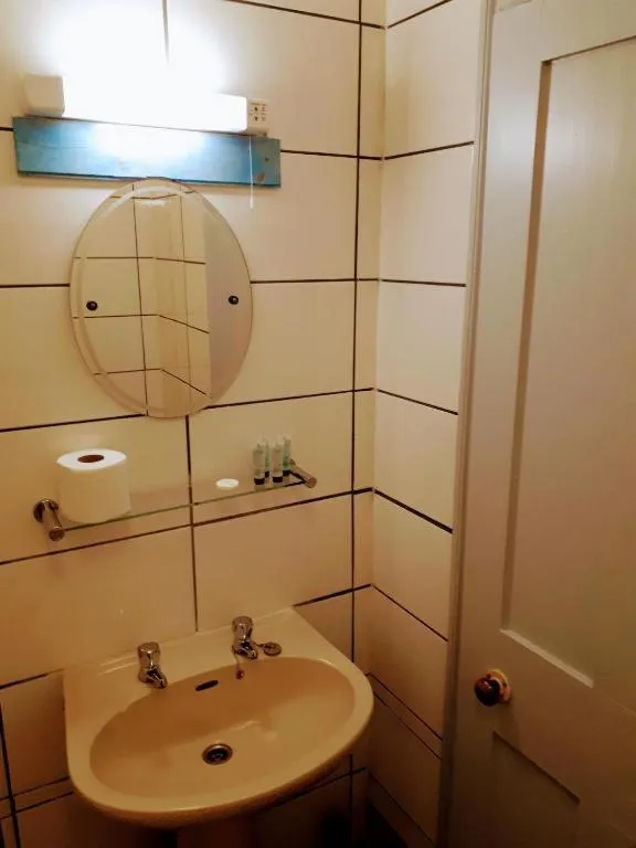 Bathroom in OYO No 3