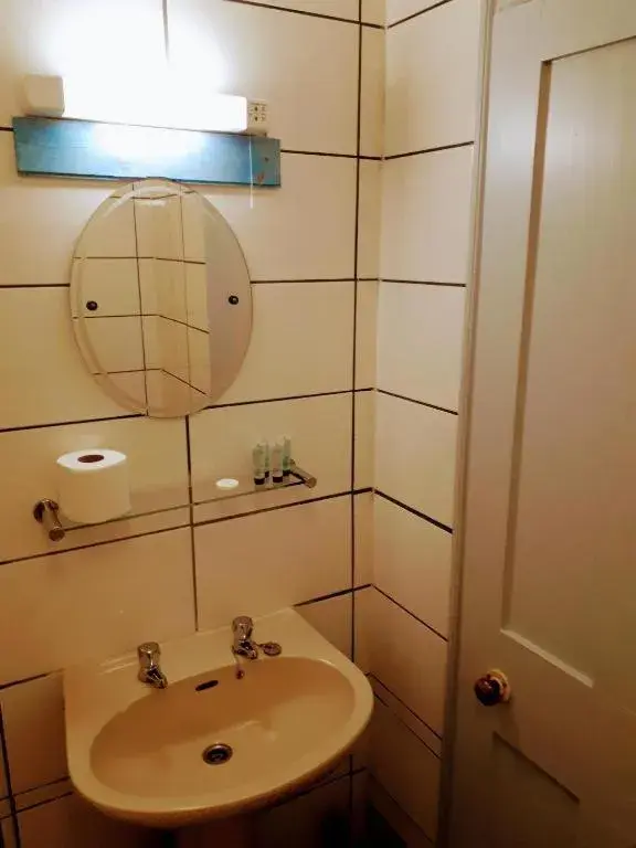 Bathroom in OYO No 3 Bathroom in OYO No 3