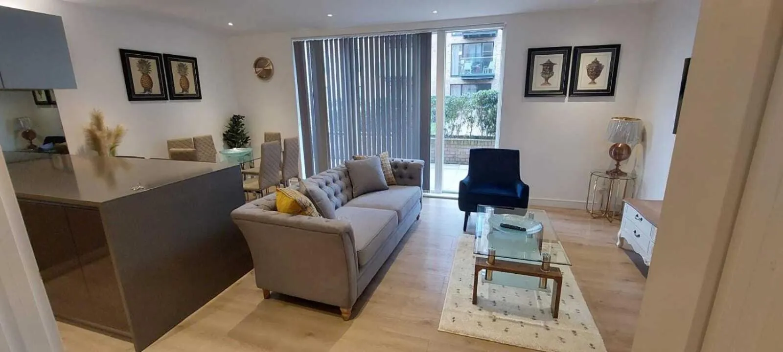 Living room in 2 Bed Property Close to Heathrow Airport