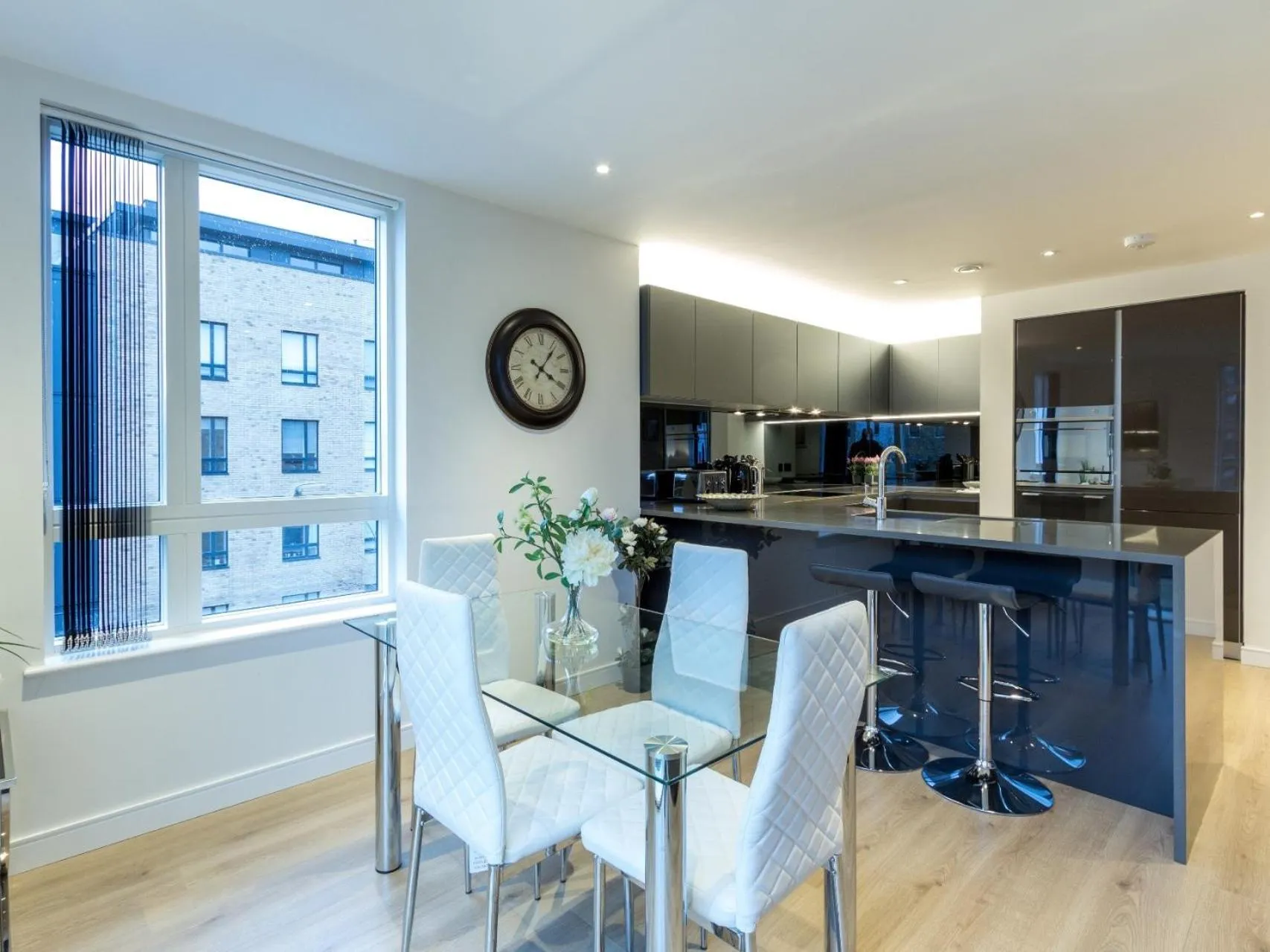 Dining area in 2 Bed Property Close to Heathrow Airport