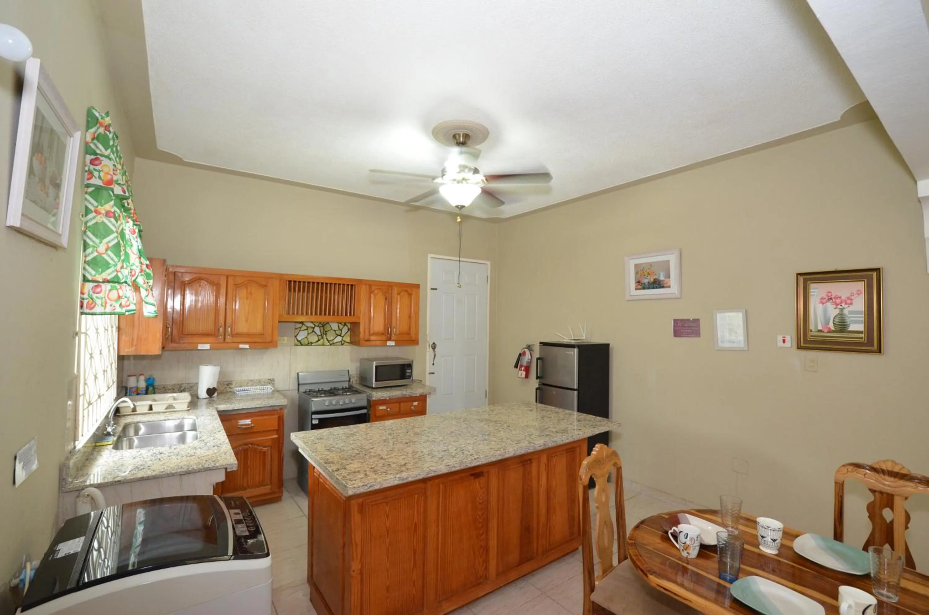 Kitchen or kitchenette in Cozy Locale - Gold