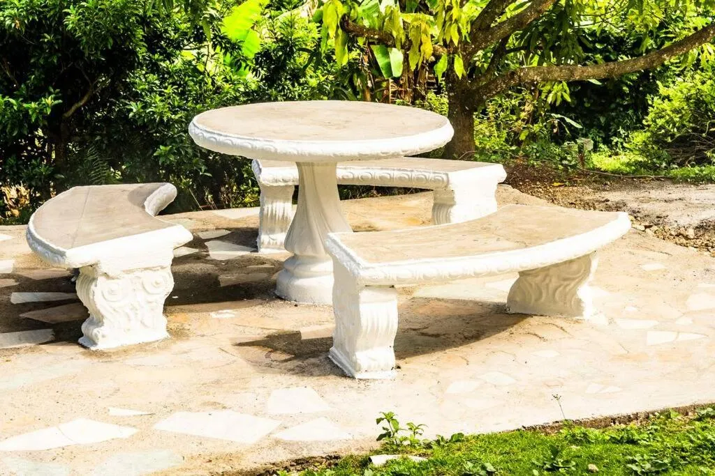 Garden in Cozy Locale - Gold