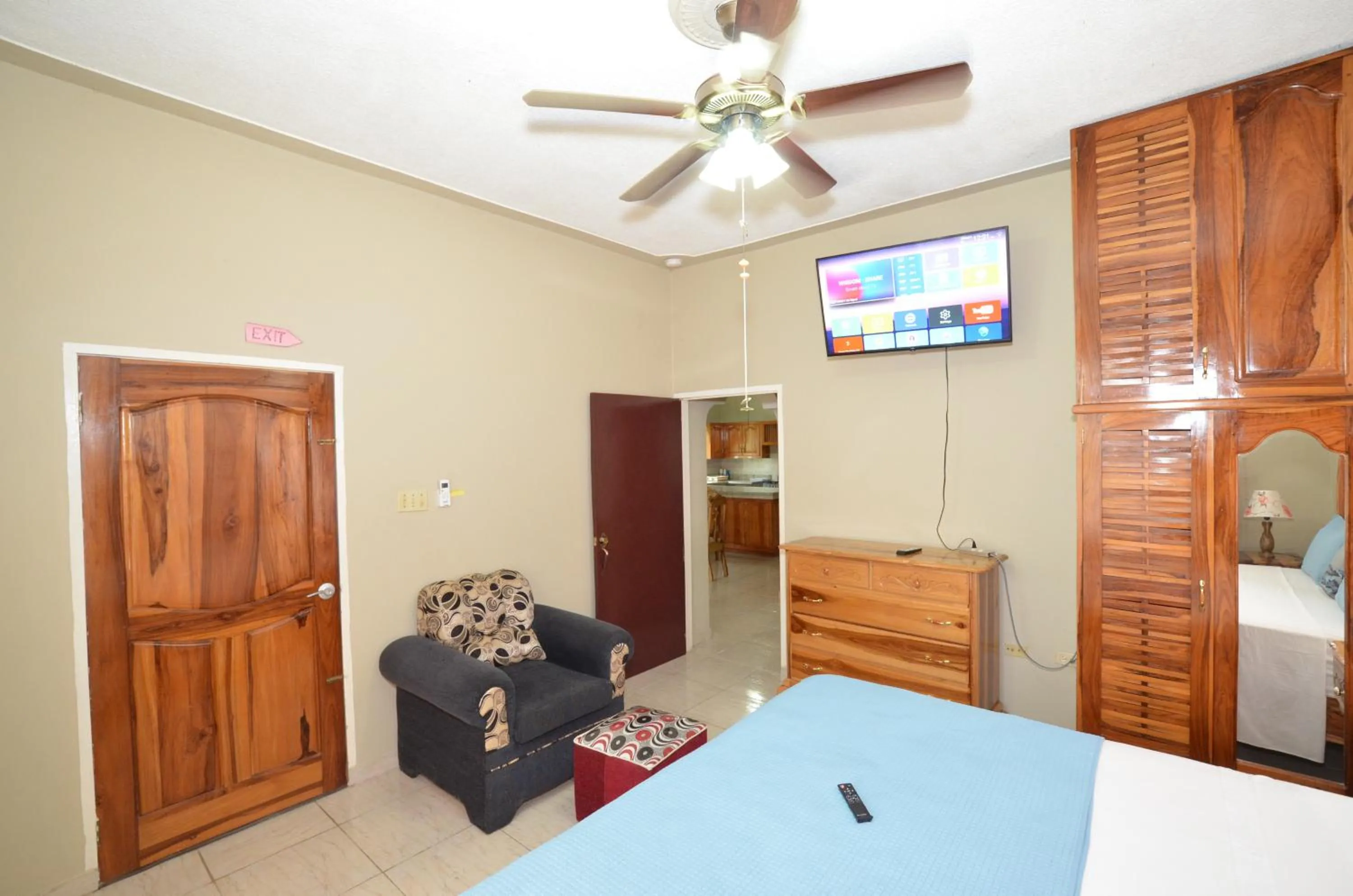 Bed in Cozy Locale - Gold