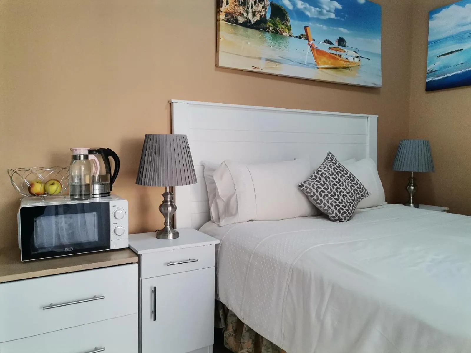 Bed in Onyx on Sycamore