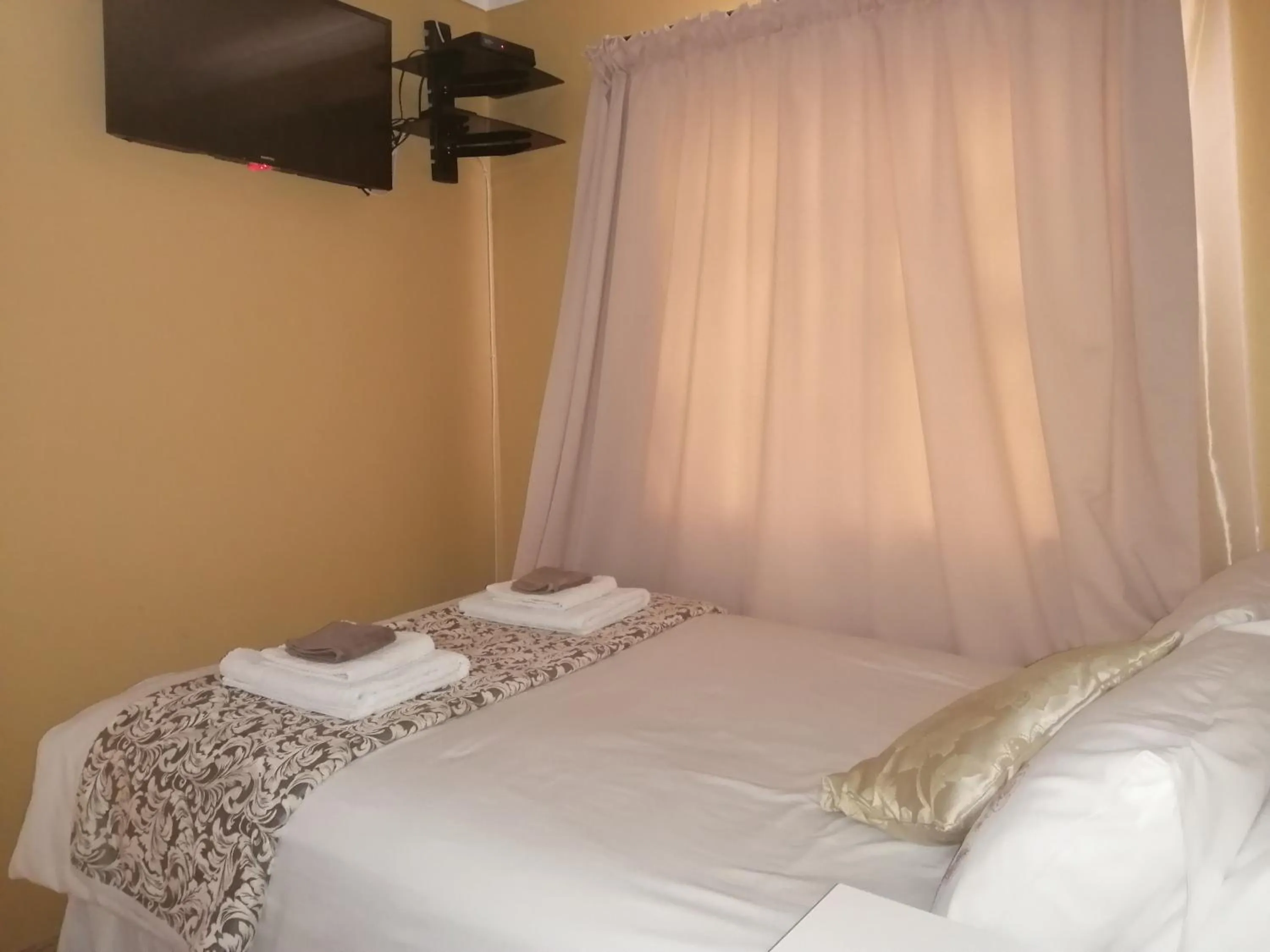 Bed in Onyx on Sycamore