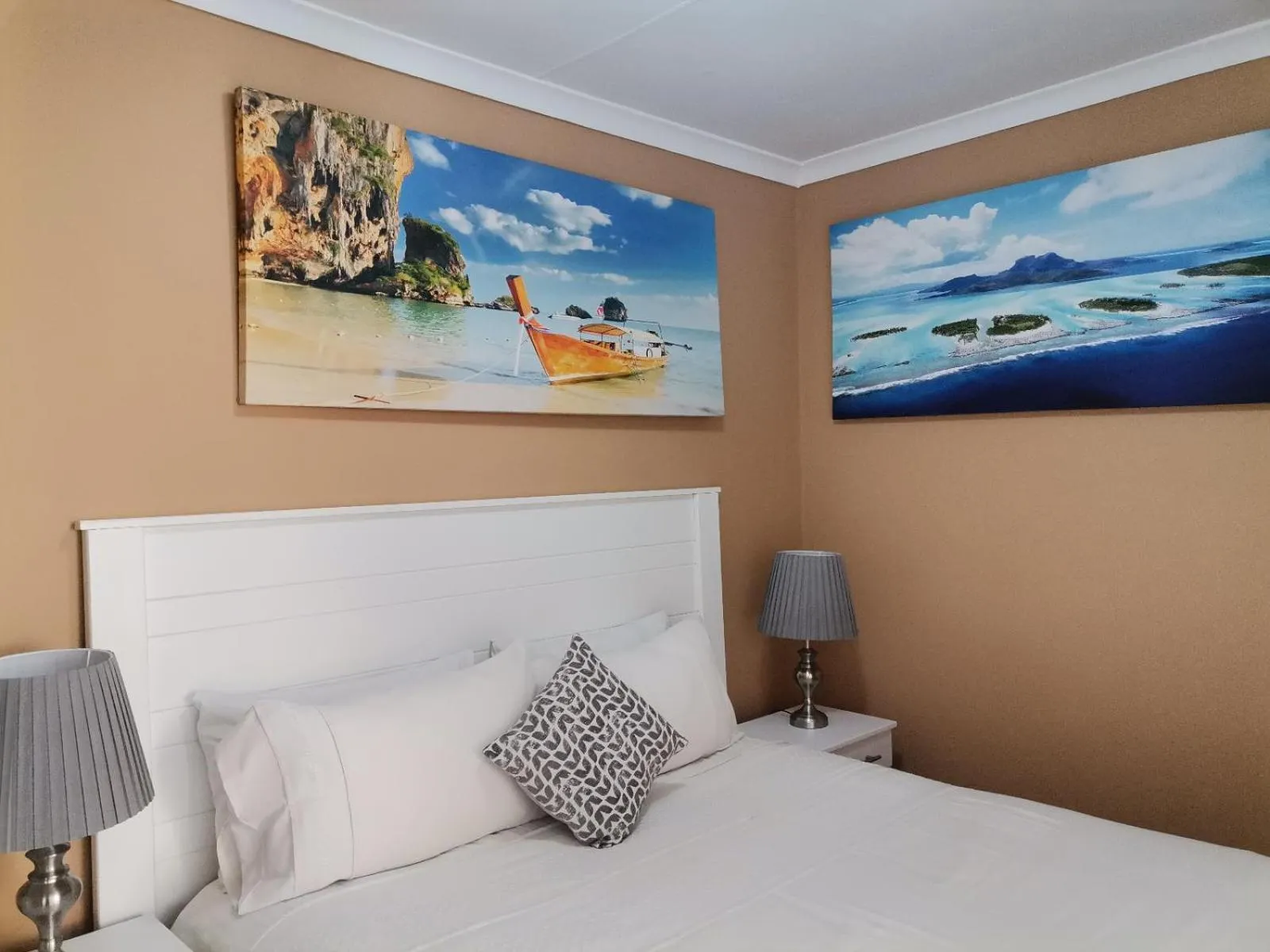 Bed in Onyx on Sycamore