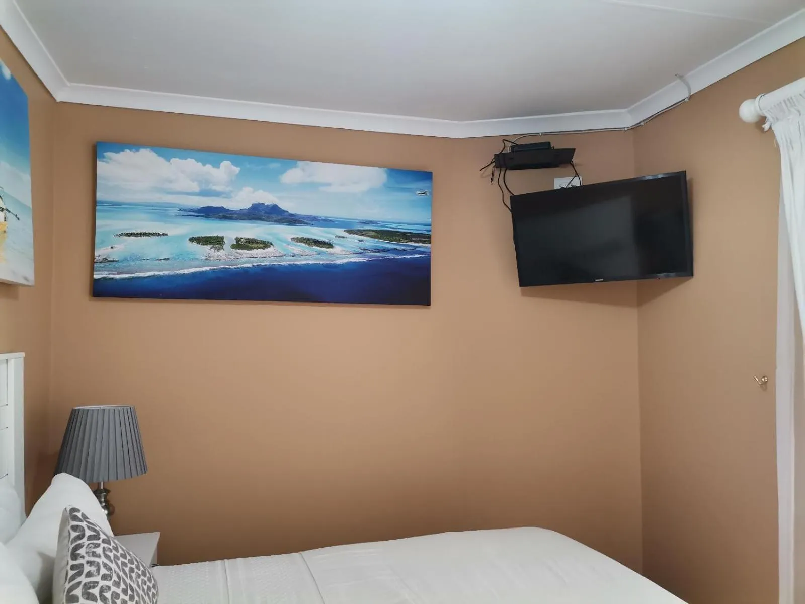 TV and multimedia, Bed in Onyx on Sycamore