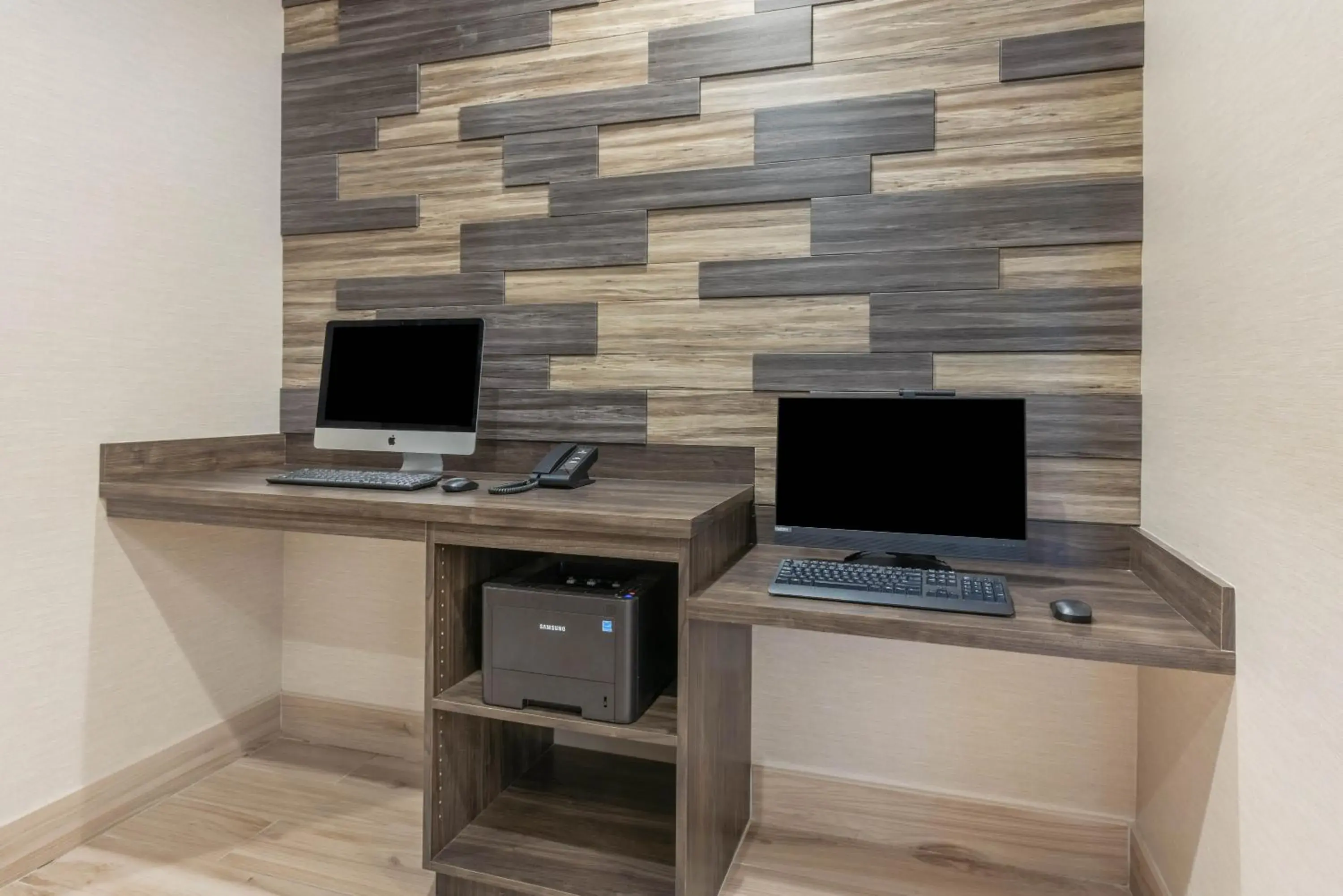 Business facilities in La Quinta Inn and Suites by Wyndham Houston Spring South Business facilities in La Quinta Inn and Suites by Wyndham Houston Spring South