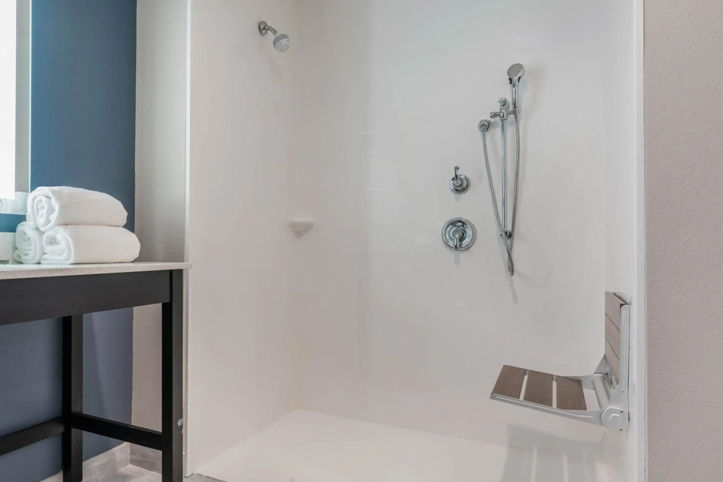 Bathroom in La Quinta Inn and Suites by Wyndham Houston Spring South Bathroom in La Quinta Inn and Suites by Wyndham Houston Spring South