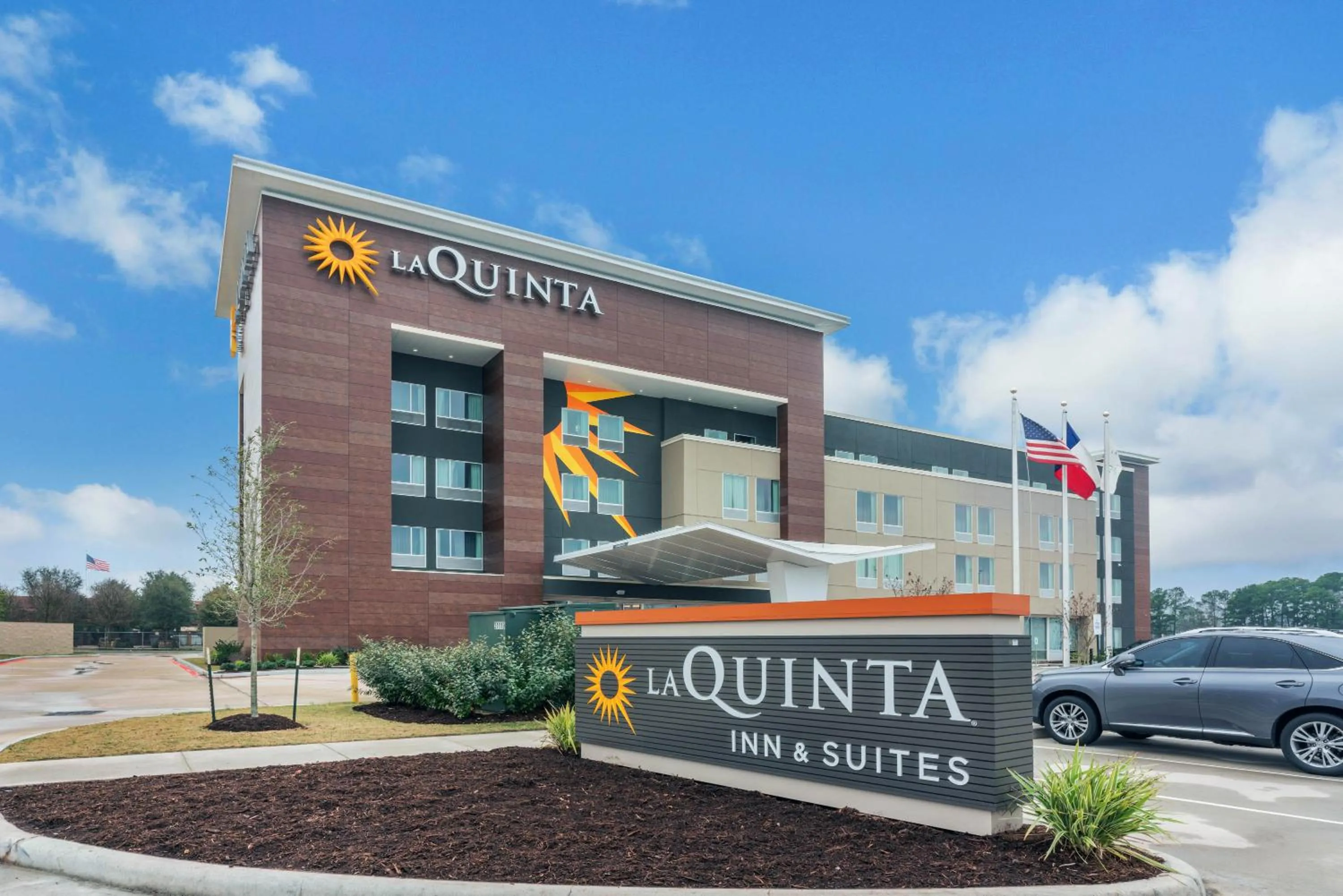 Property building in La Quinta Inn and Suites by Wyndham Houston Spring South