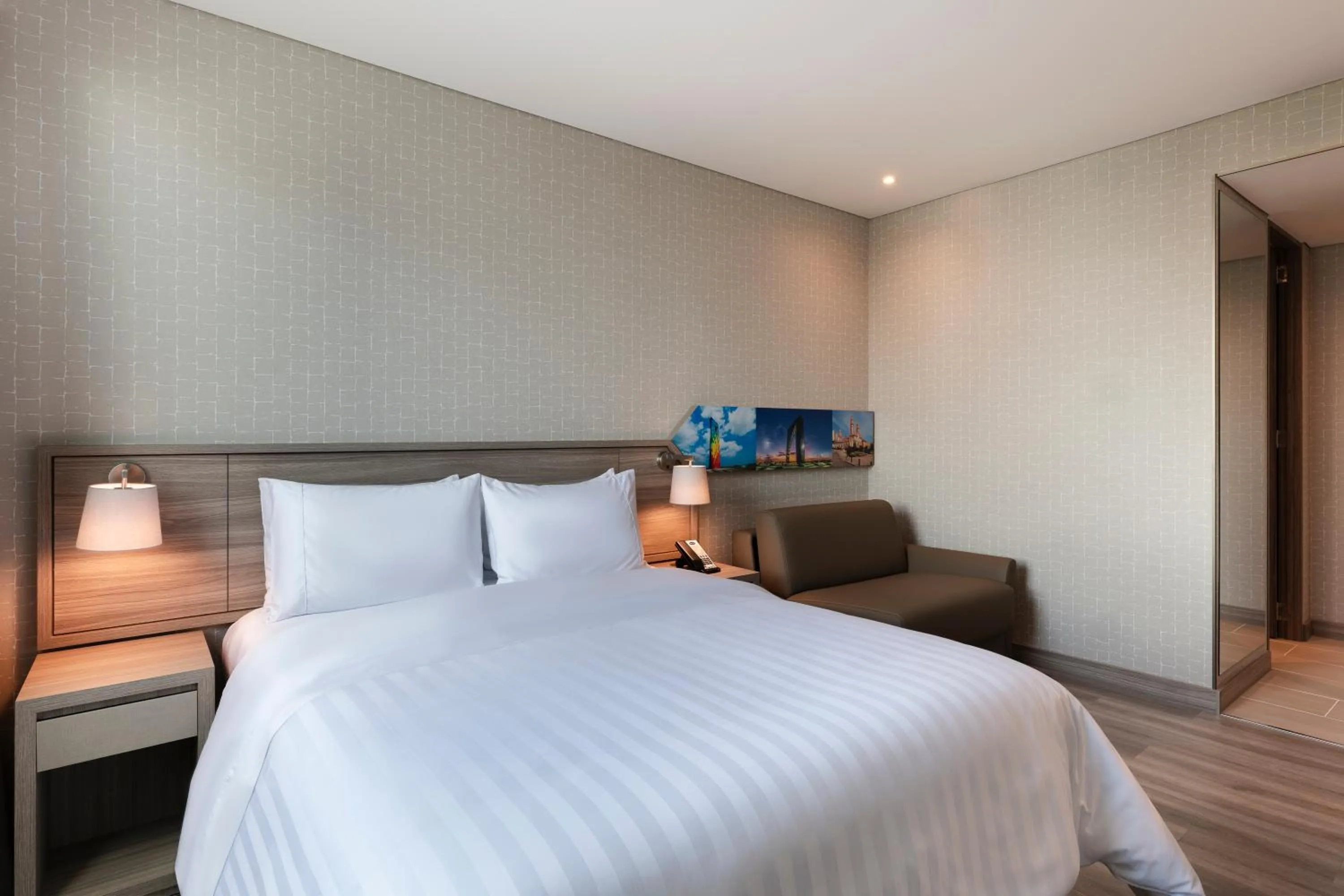 Decorative detail, Bed in Hampton by Hilton Barranquilla