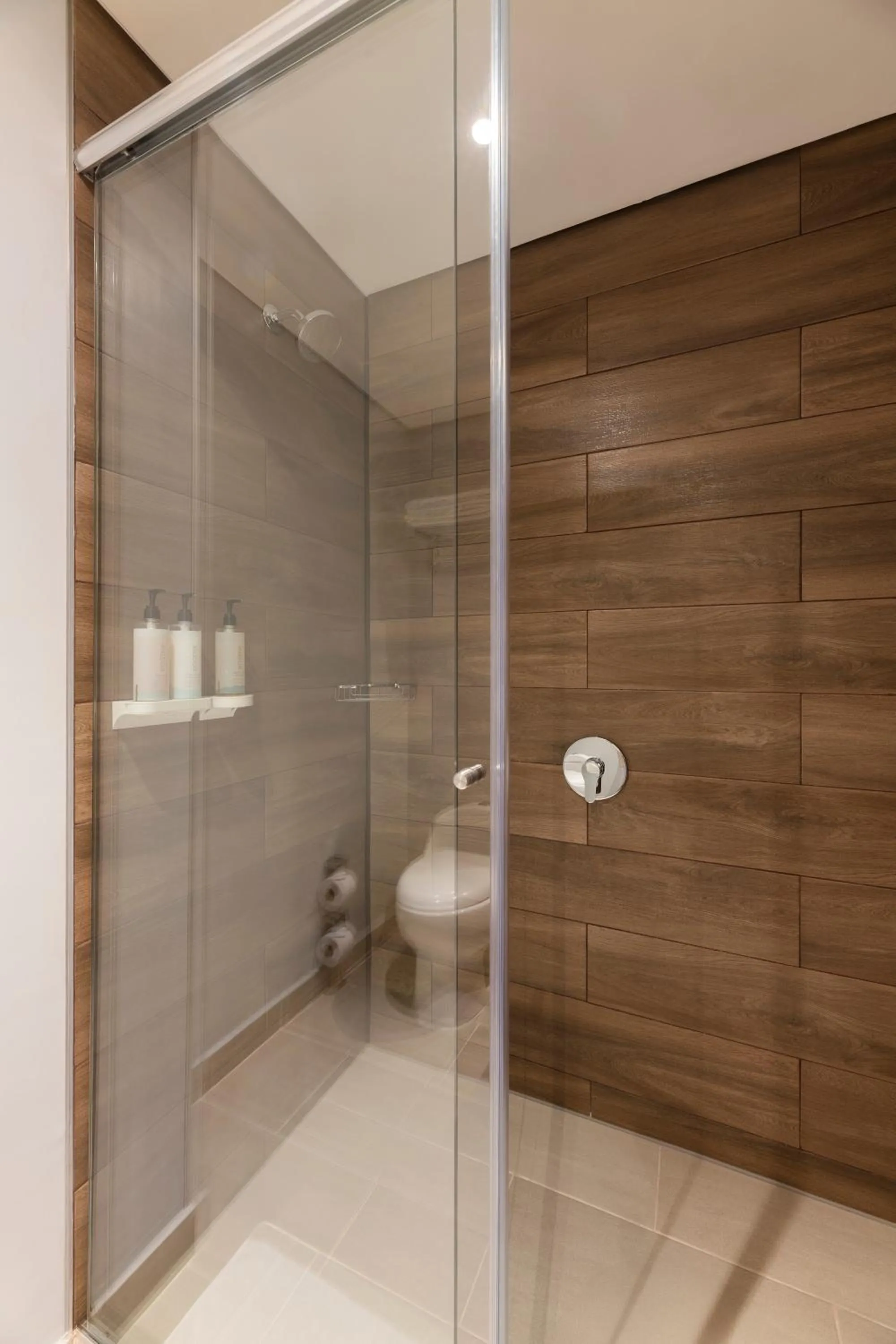 Bathroom in Hampton by Hilton Barranquilla