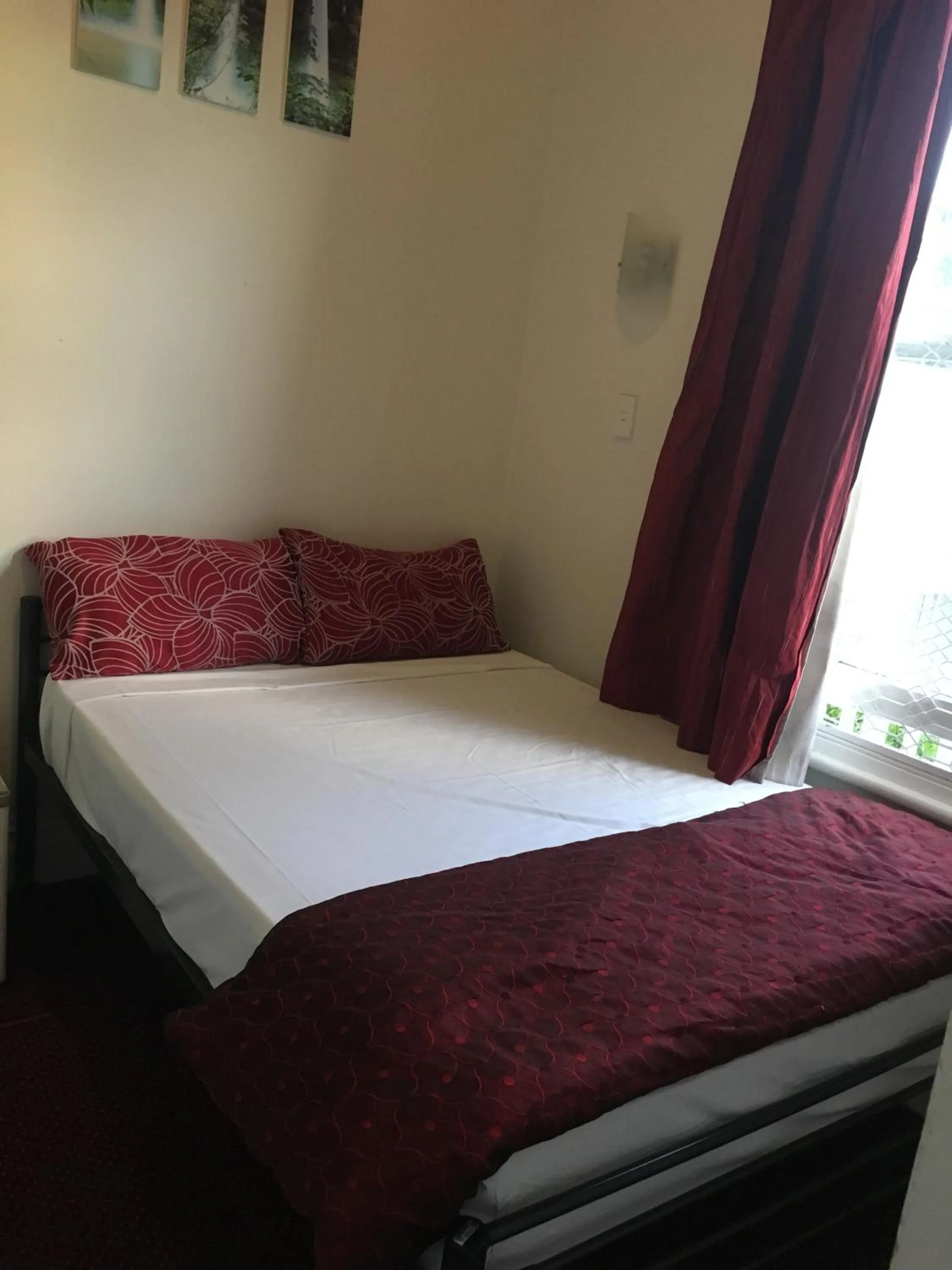 Bed in Lantana Lodge