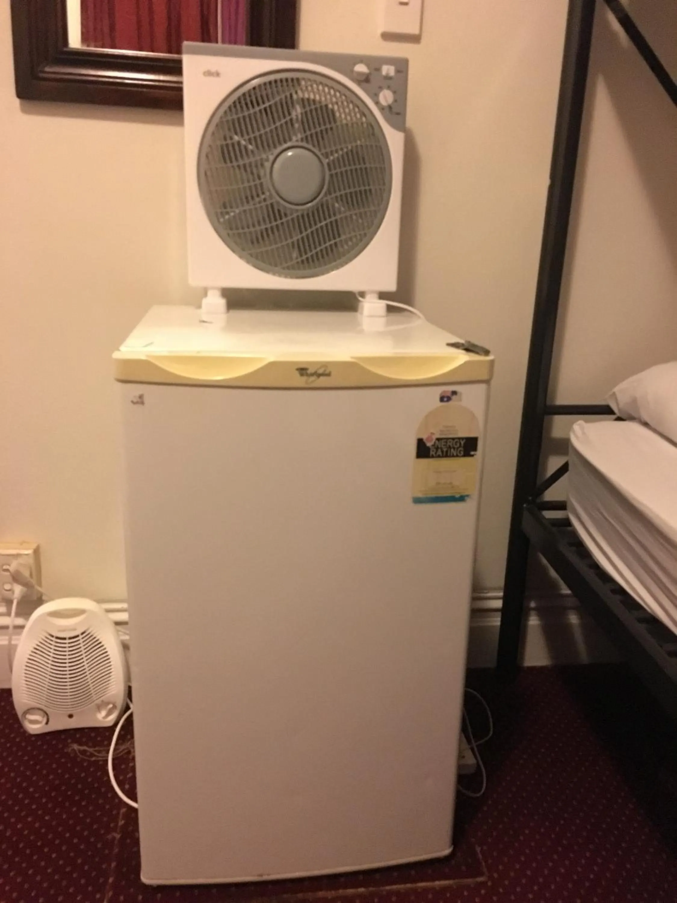 Kitchen or kitchenette, Bathroom in Lantana Lodge