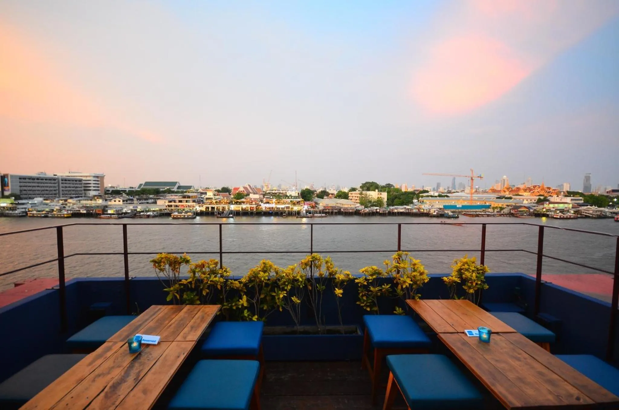 Restaurant/places to eat in Baan Wanglang Riverside, Bangkok