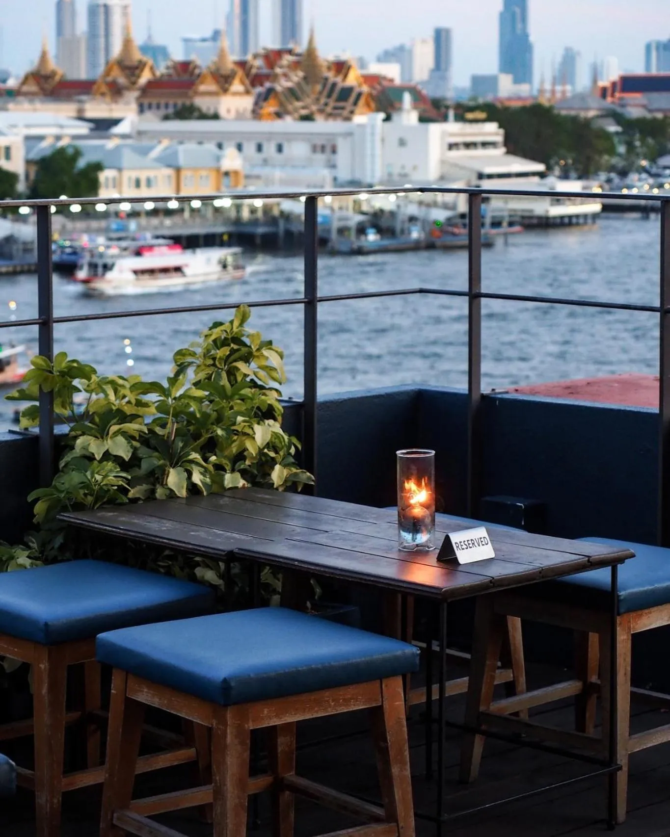 Restaurant/places to eat in Baan Wanglang Riverside, Bangkok