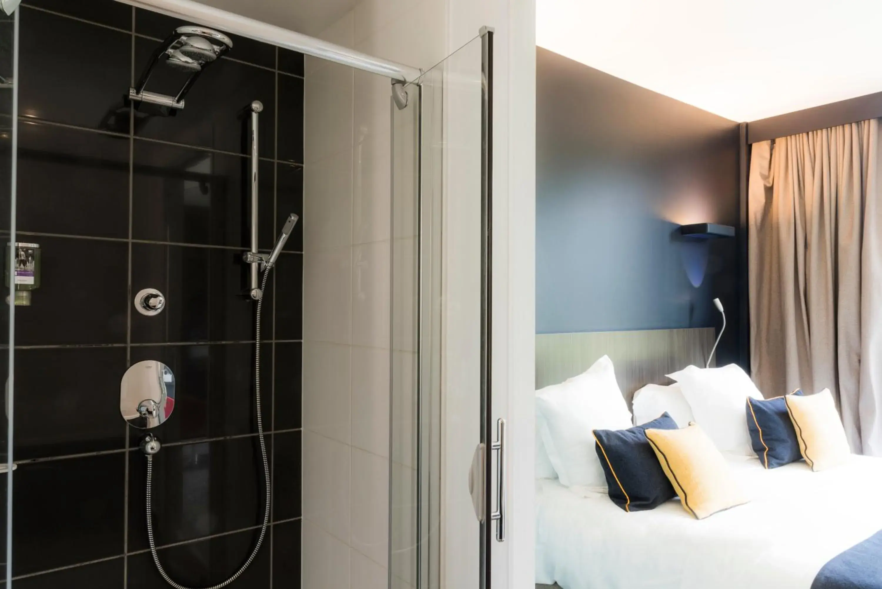 Bathroom, Bed in Hôtel Mercure Nantes Ouest Saint-Herblain Zenith Bathroom, Bed in Hôtel Mercure Nantes Ouest Saint-Herblain Zenith