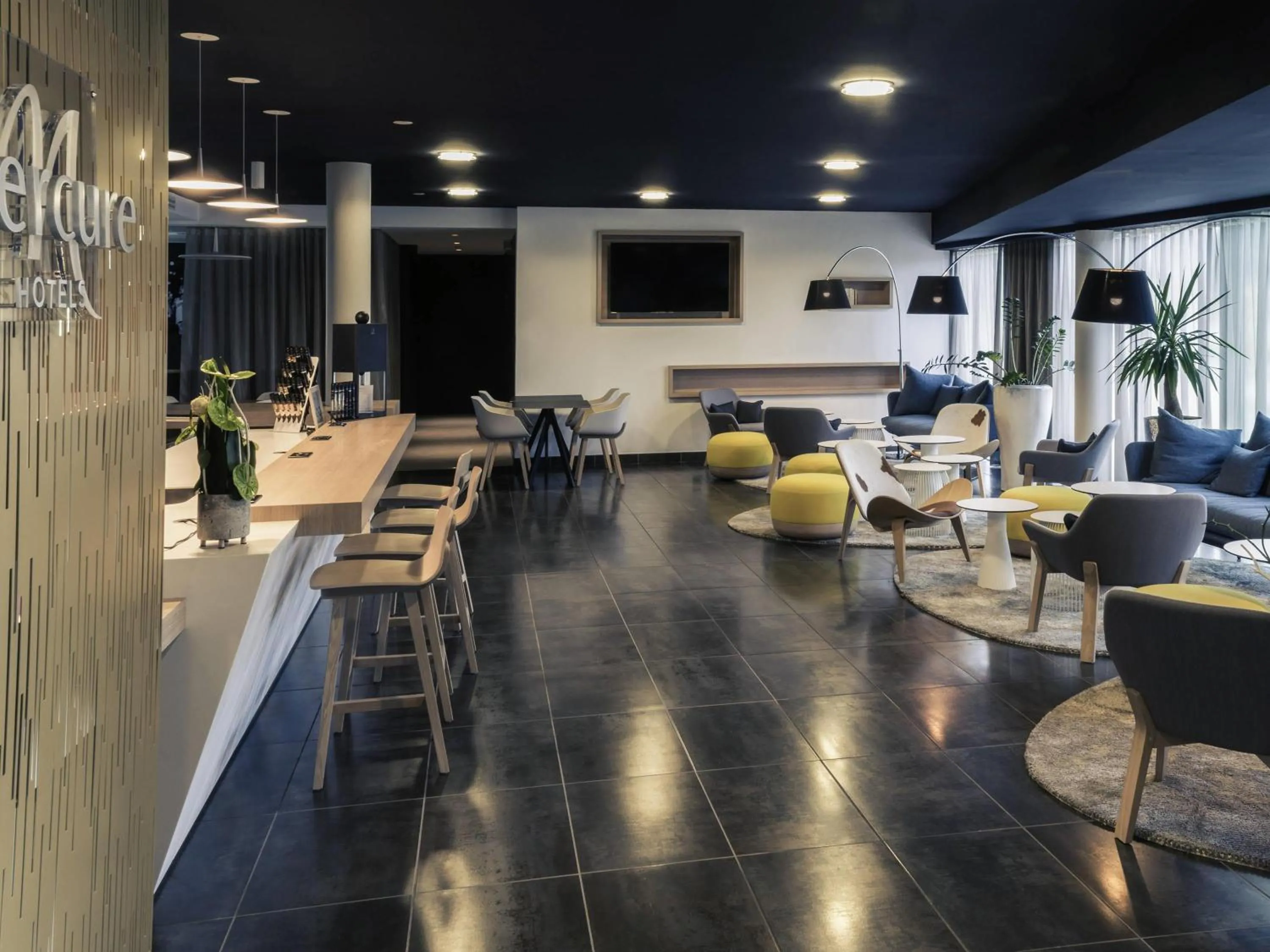 Lounge or bar in Hôtel Mercure Nantes Ouest Saint-Herblain Zenith