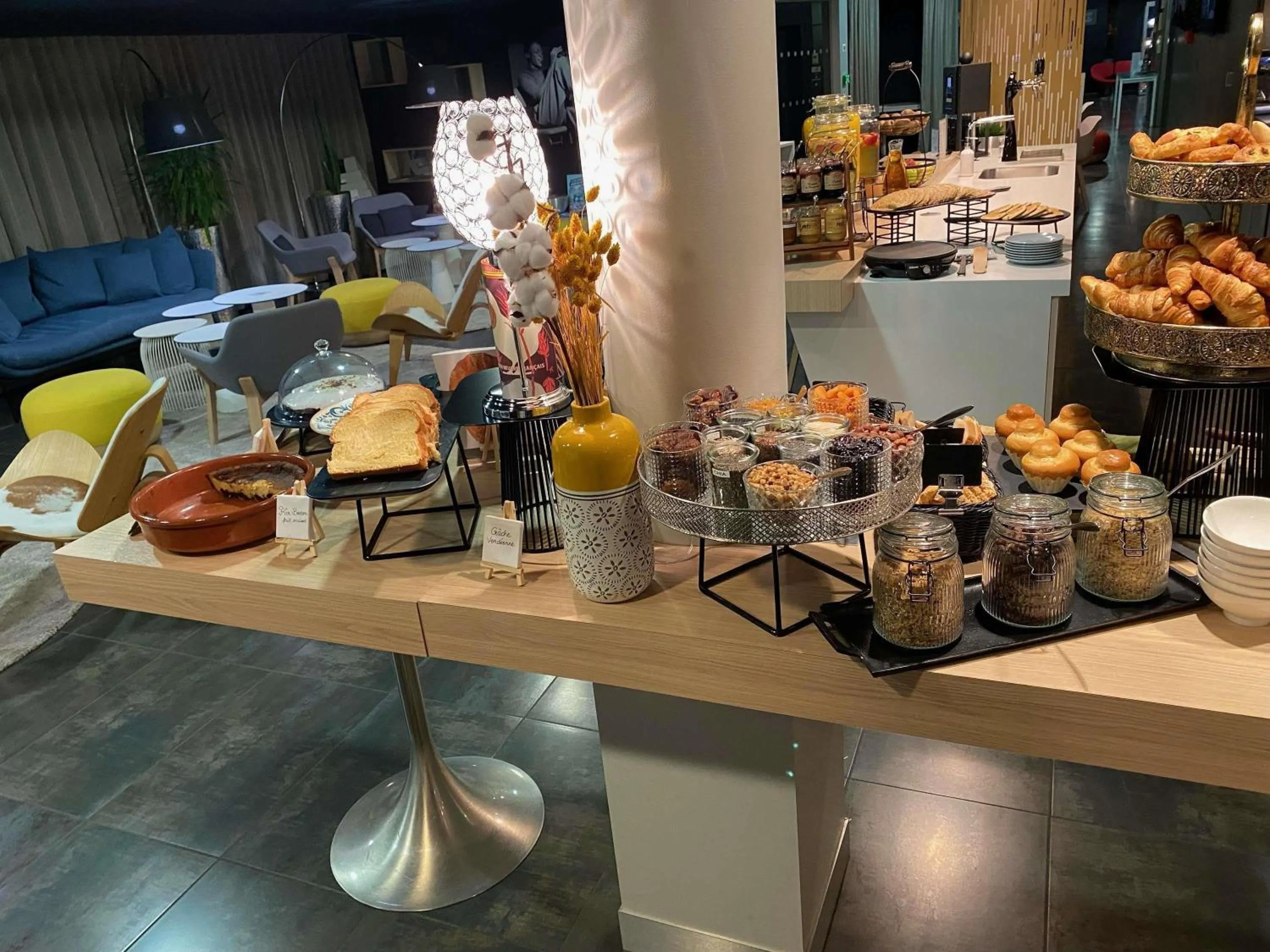 Breakfast in Hôtel Mercure Nantes Ouest Saint-Herblain Zenith