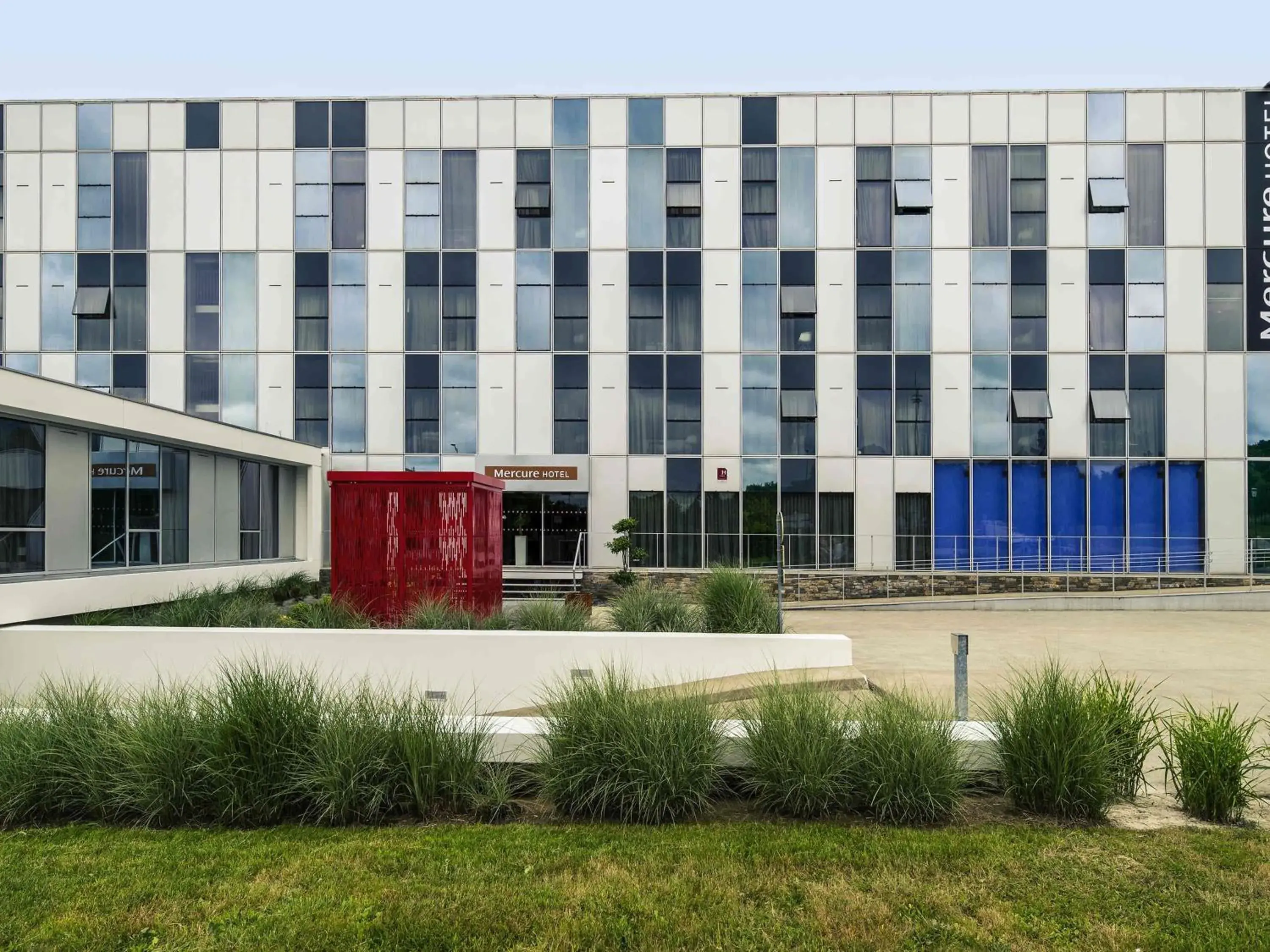 Property building in Hôtel Mercure Nantes Ouest Saint-Herblain Zenith Property building in Hôtel Mercure Nantes Ouest Saint-Herblain Zenith