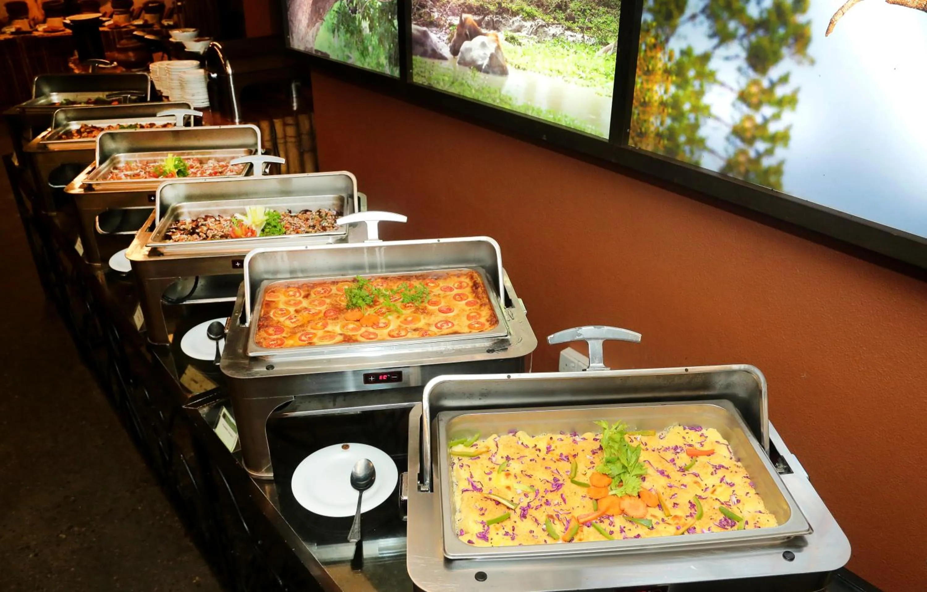 Food and drinks in Grand Udawalawe Safari Resort