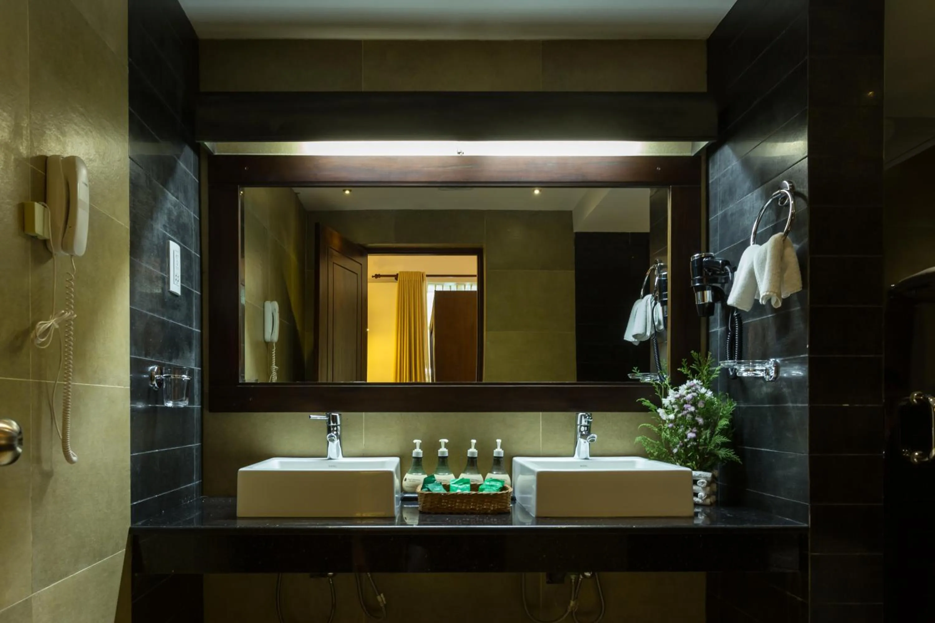 Bathroom in Grand Udawalawe Safari Resort