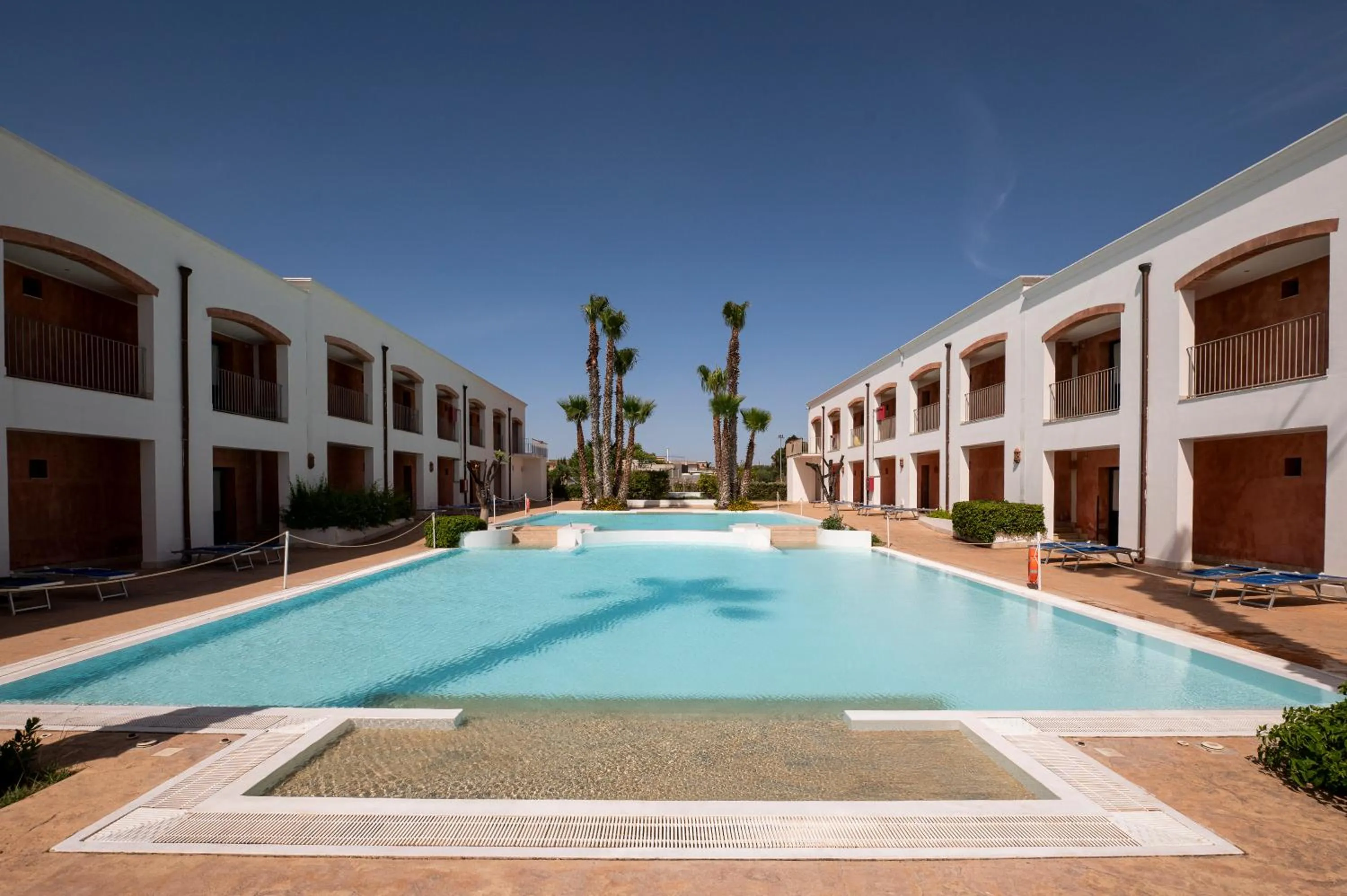 Swimming pool in Delfino Beach - CDSHotels