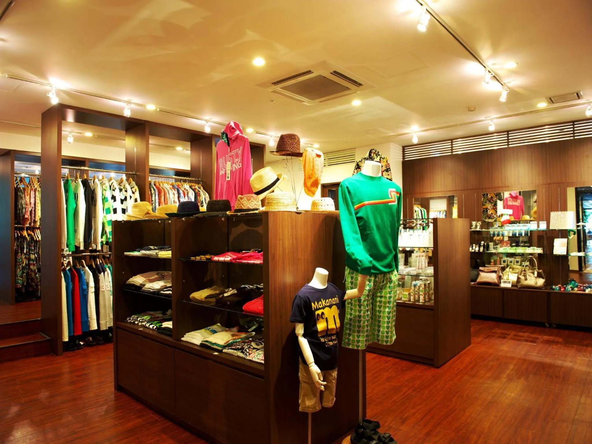 On-site shops in The Moon Beach Museum Resort