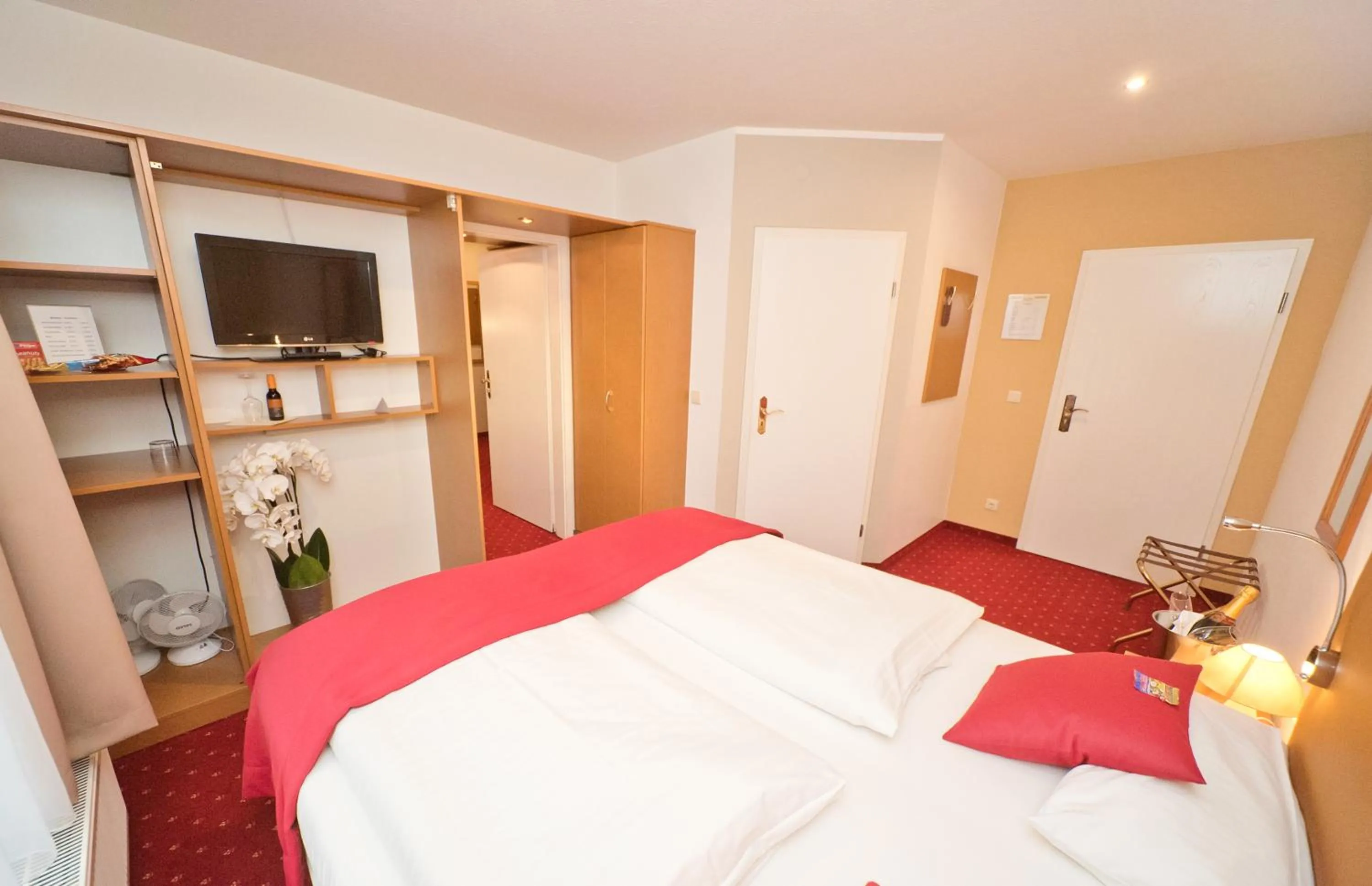 TV and multimedia, Bed in City-Hotel Am Wasserturm Halle