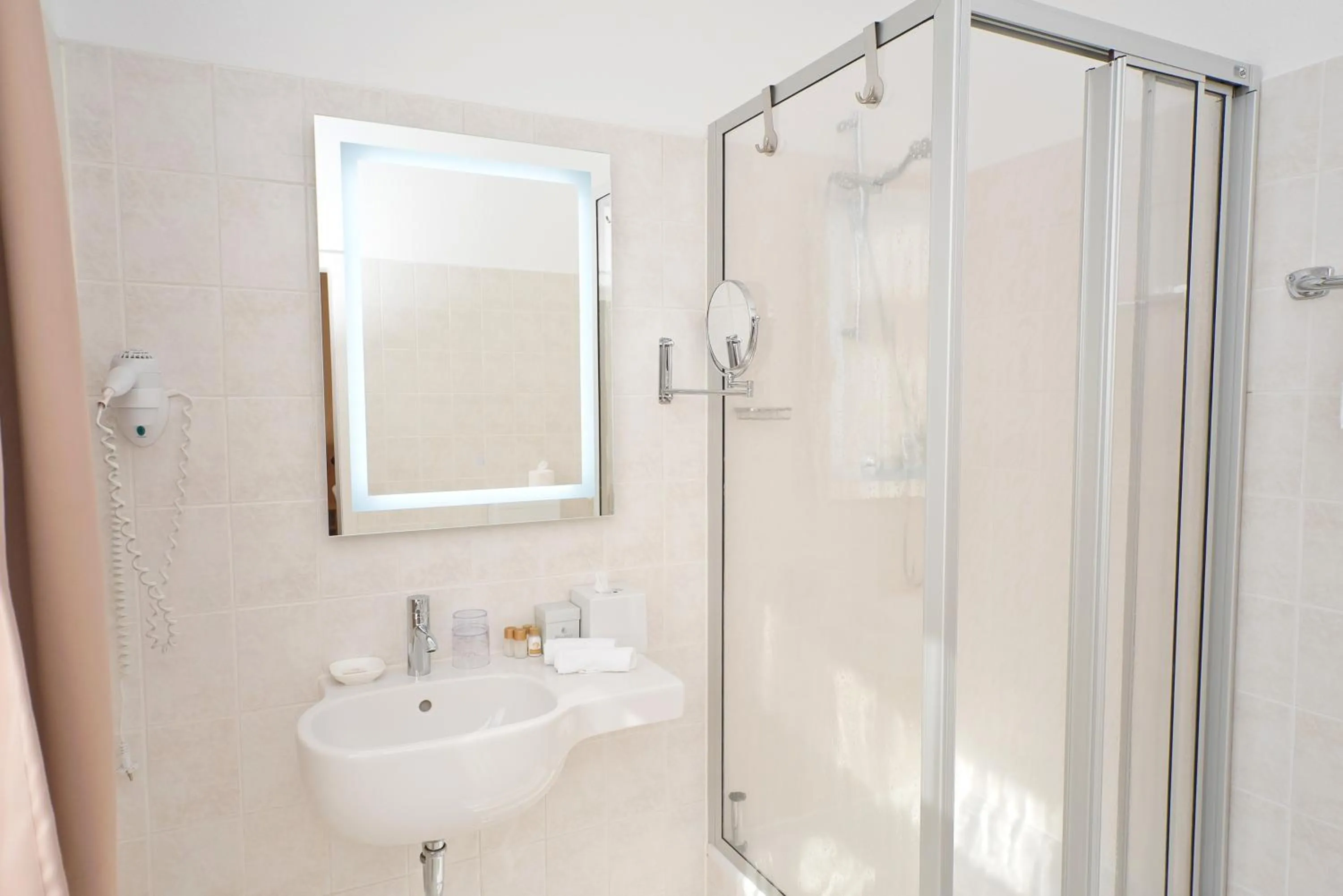 Bathroom in City-Hotel Am Wasserturm Halle