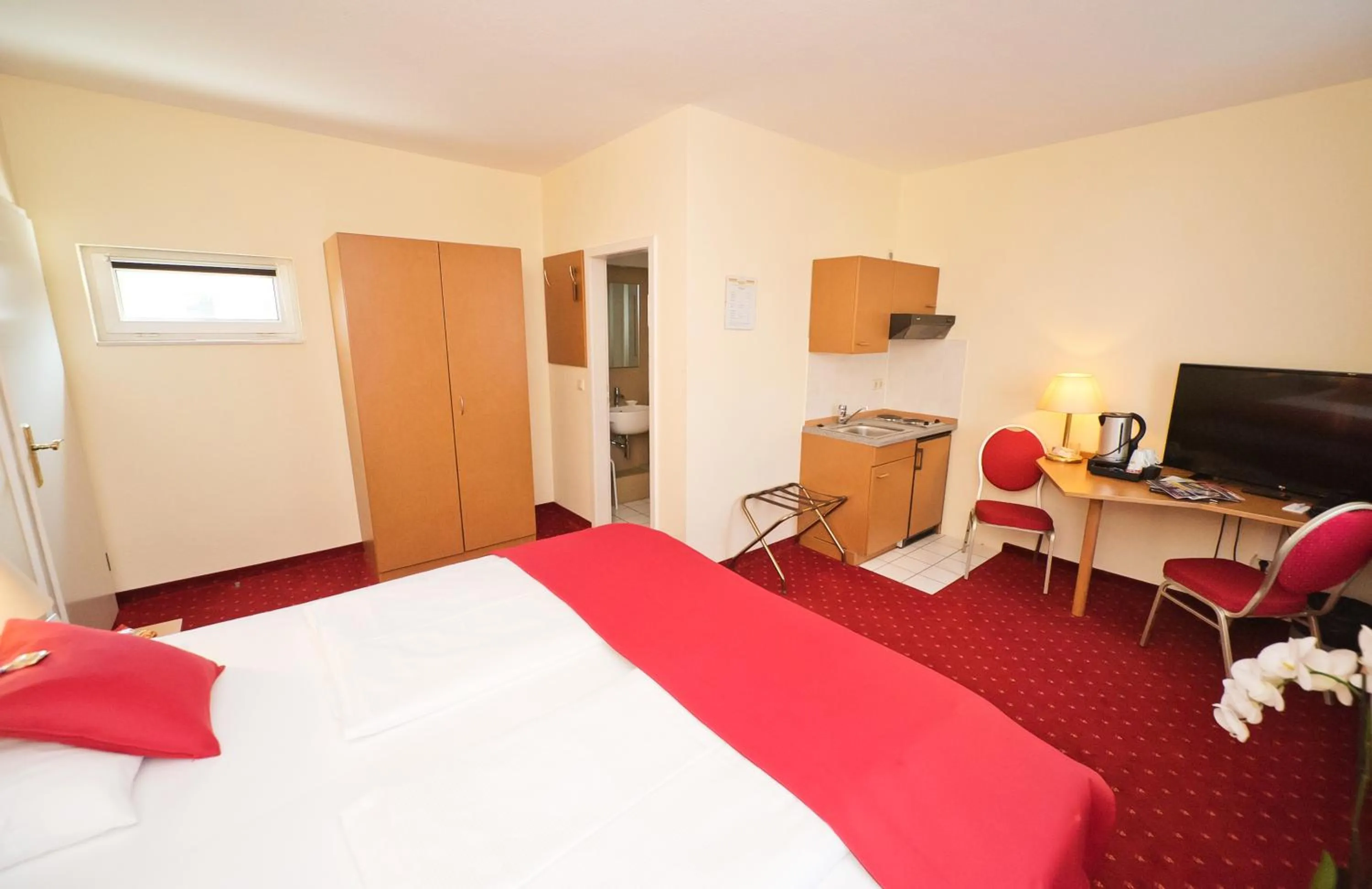 Photo of the whole room, Bed in City-Hotel Am Wasserturm Halle