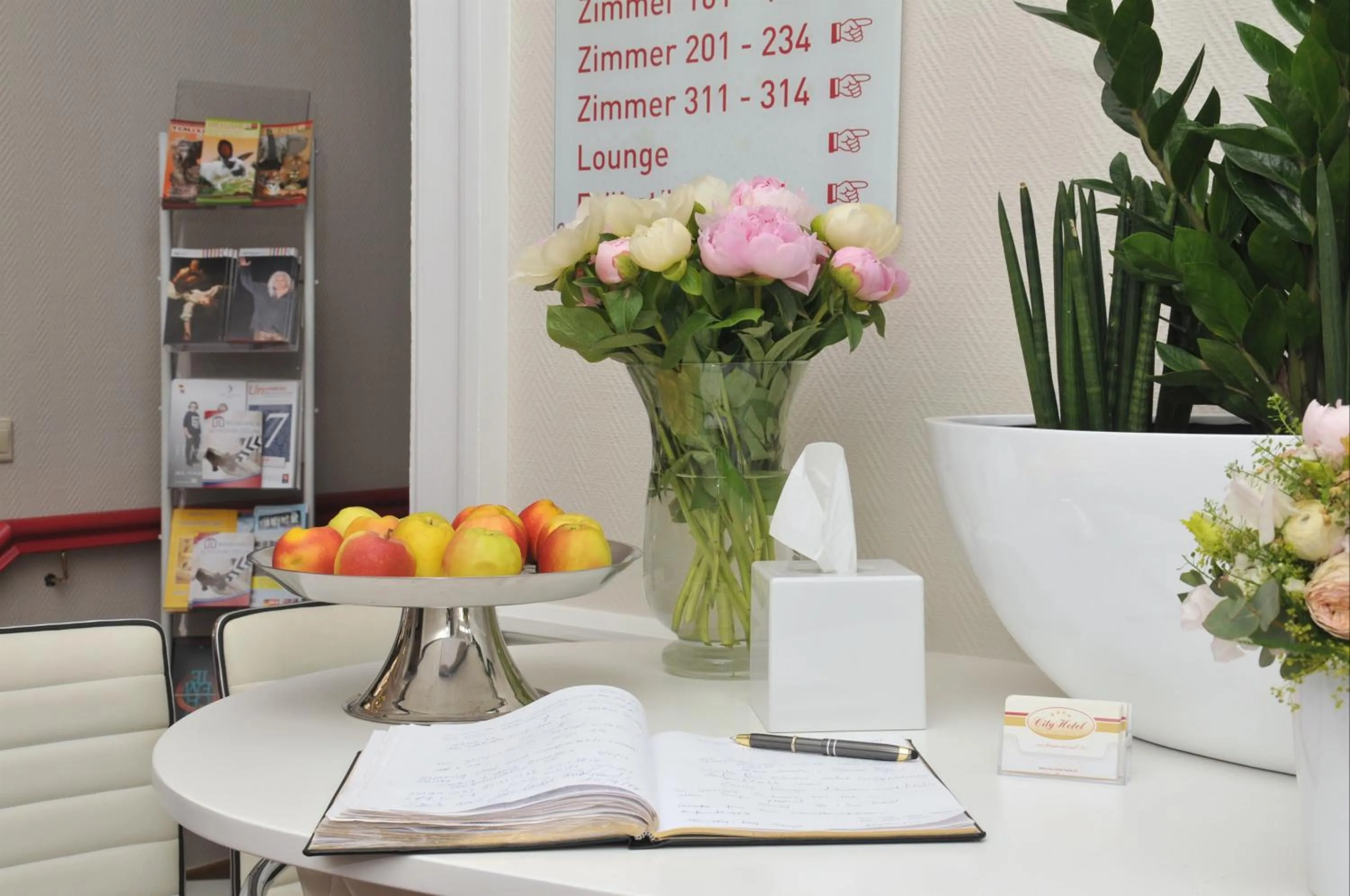 Lobby or reception in City-Hotel Am Wasserturm Halle