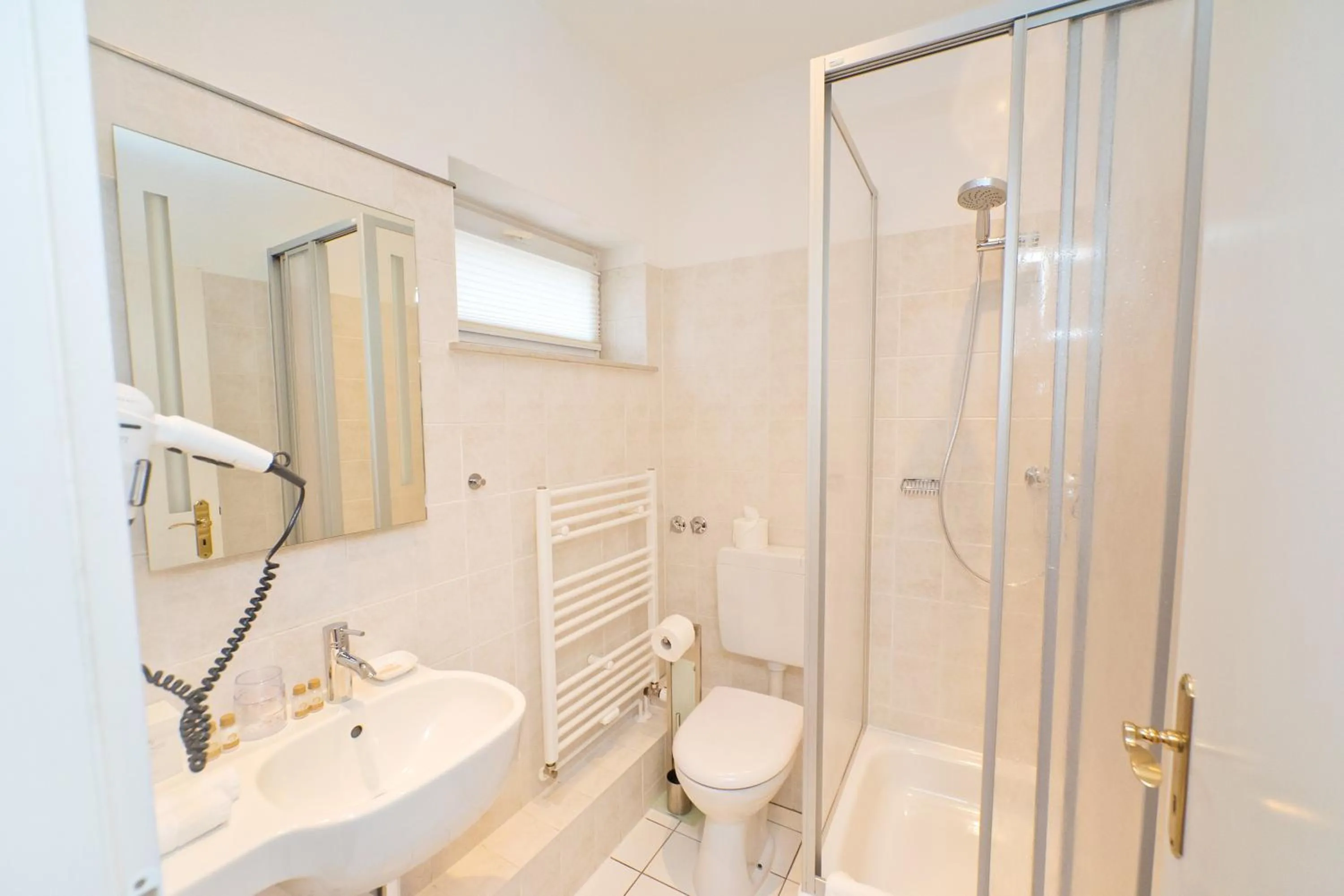 Bathroom in City-Hotel Am Wasserturm Halle