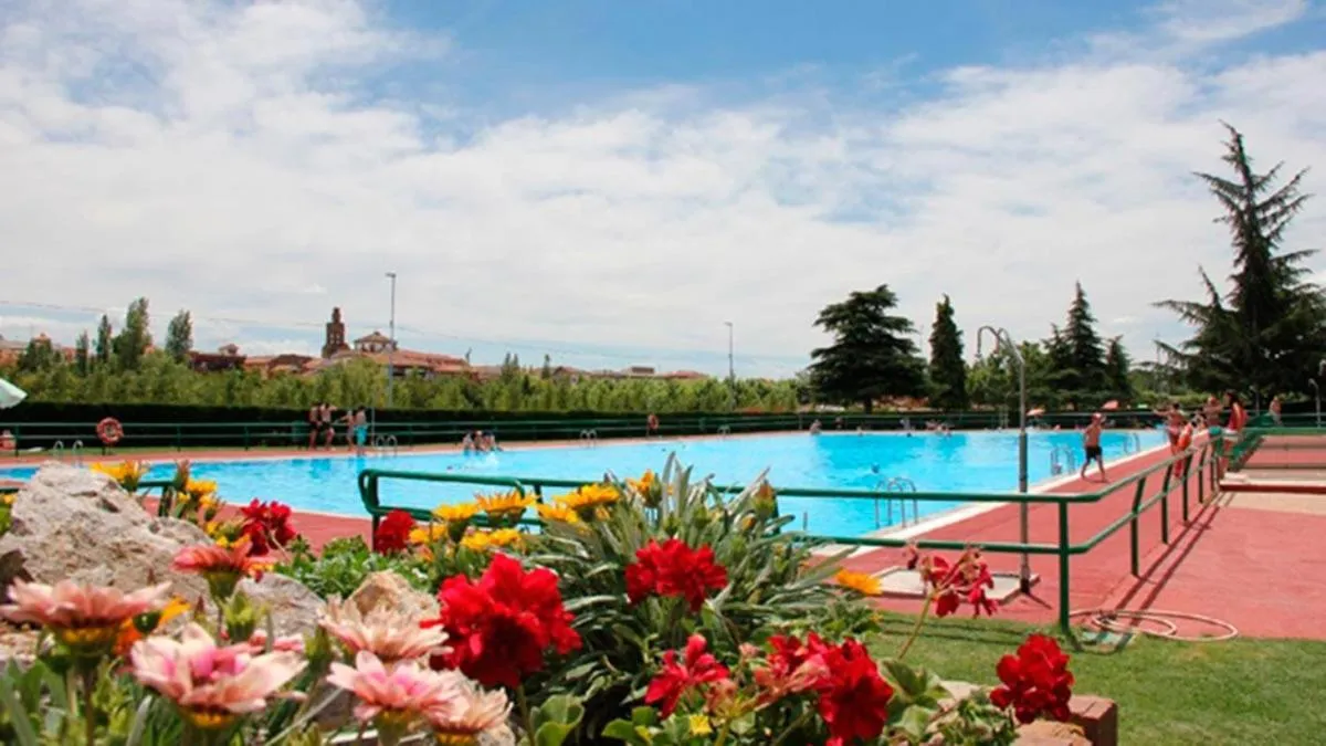 Swimming pool in B&B Puente de Órbigo