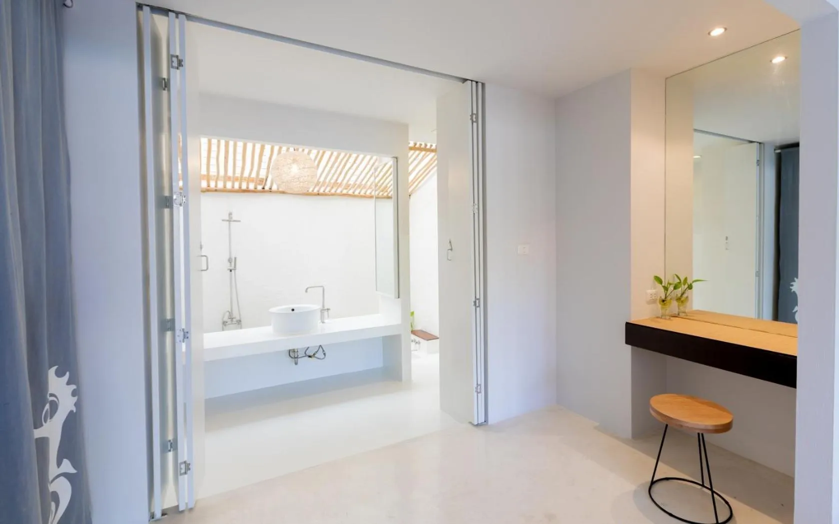 Bathroom, Bed in Kochira