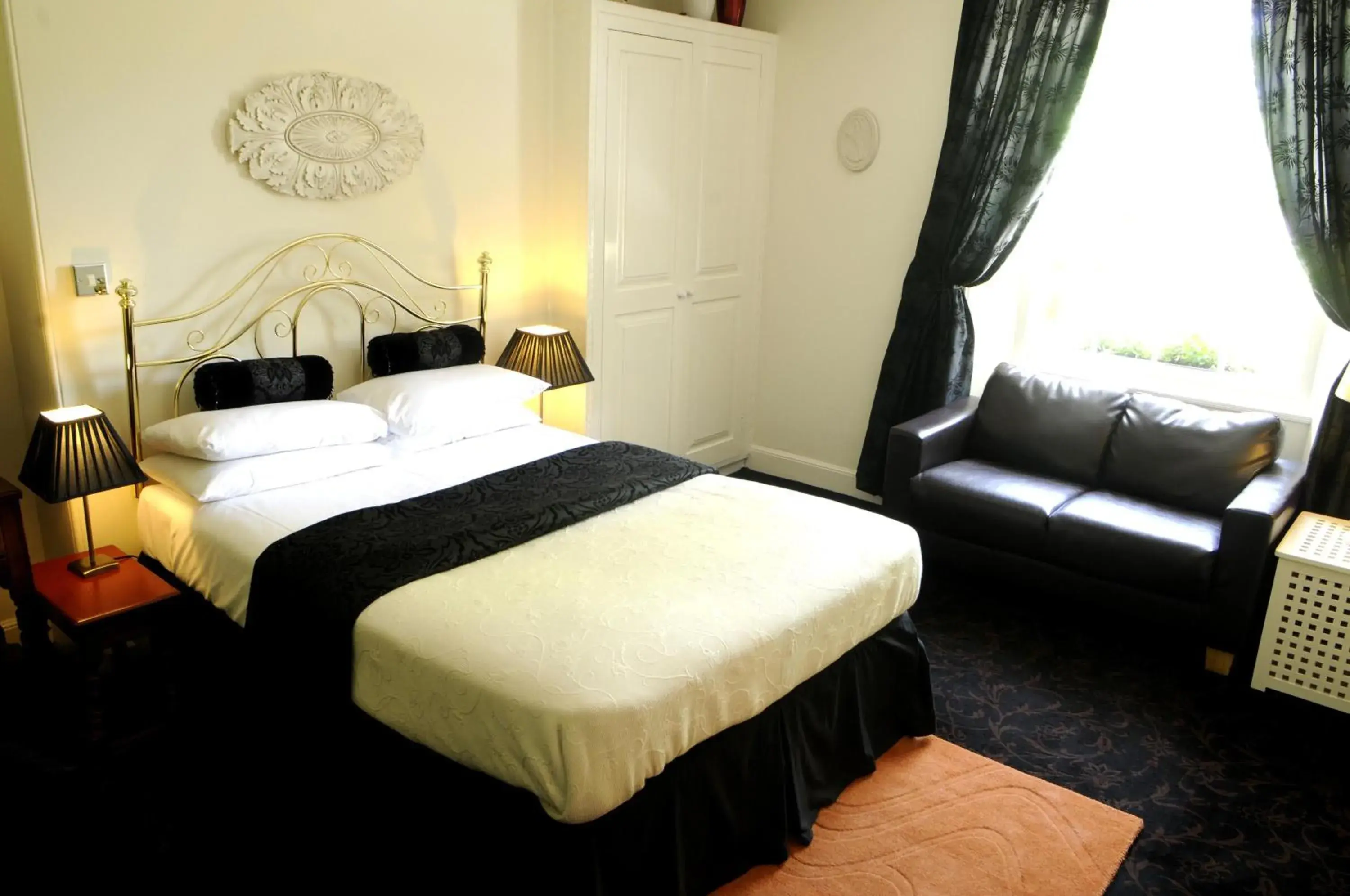 Bedroom, Bed in The Globe Inn Bedroom, Bed in The Globe Inn