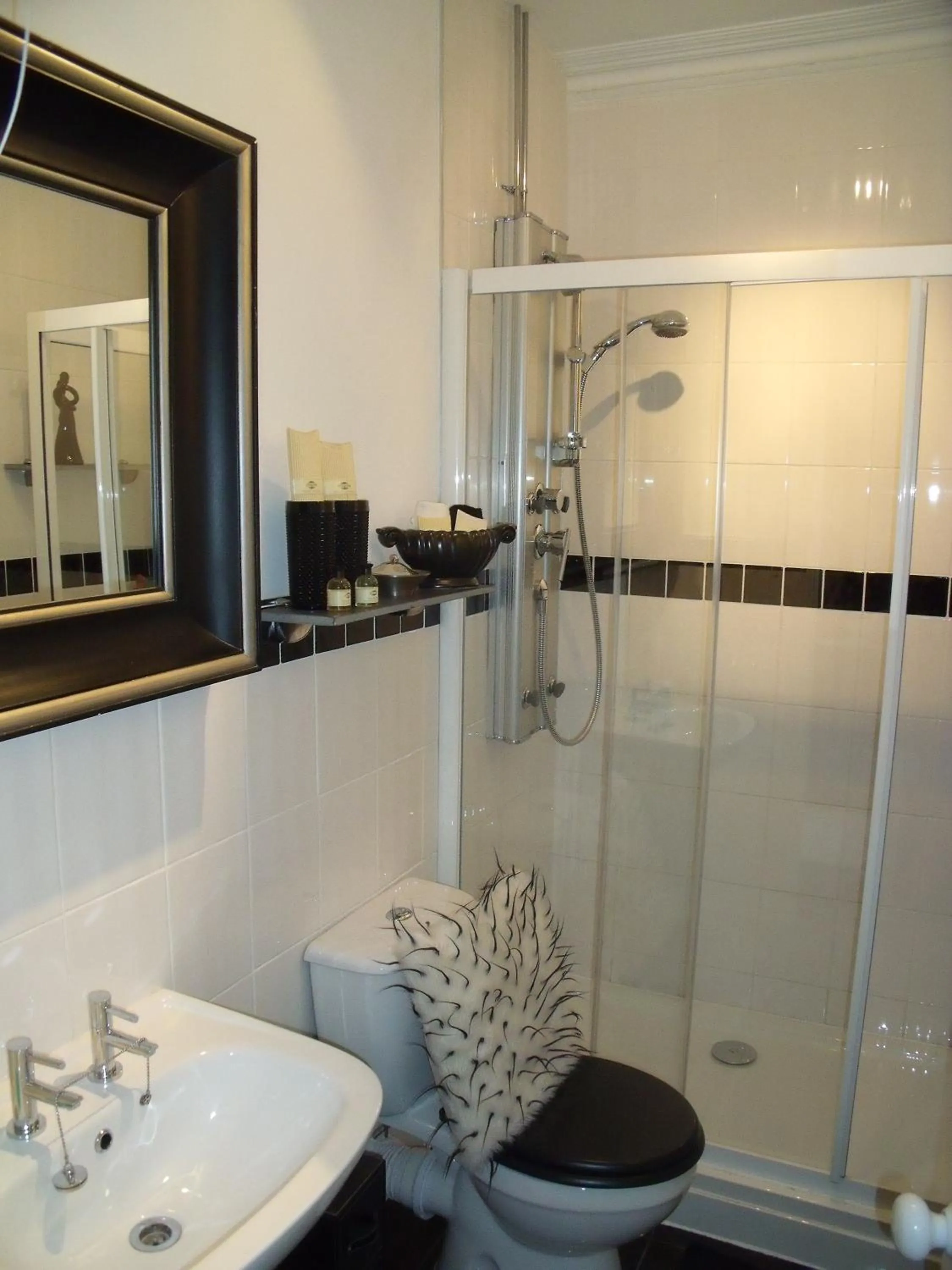 Bathroom in The Globe Inn