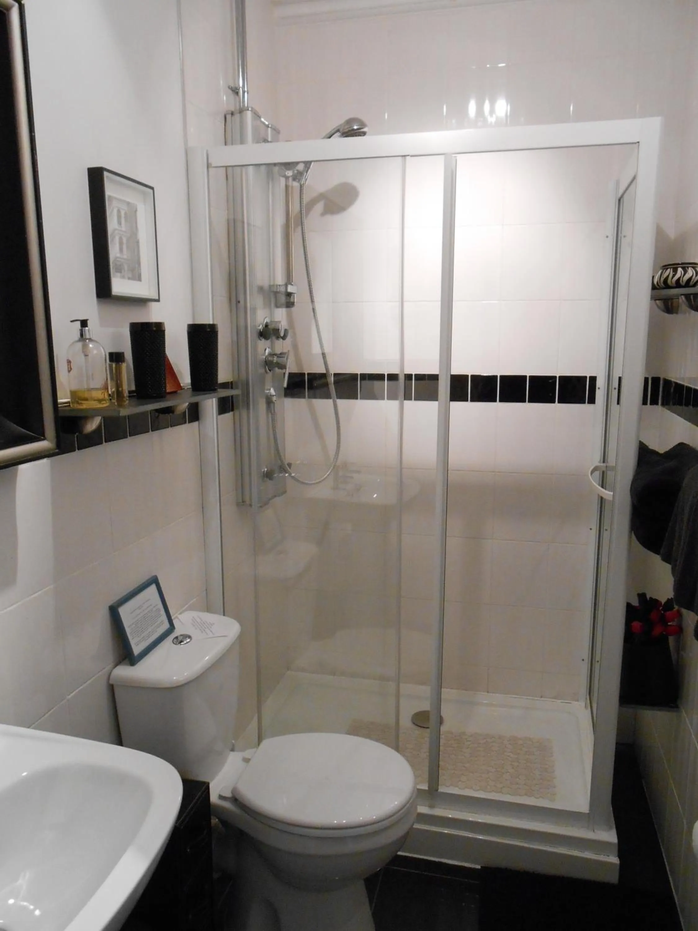 Bathroom in The Globe Inn