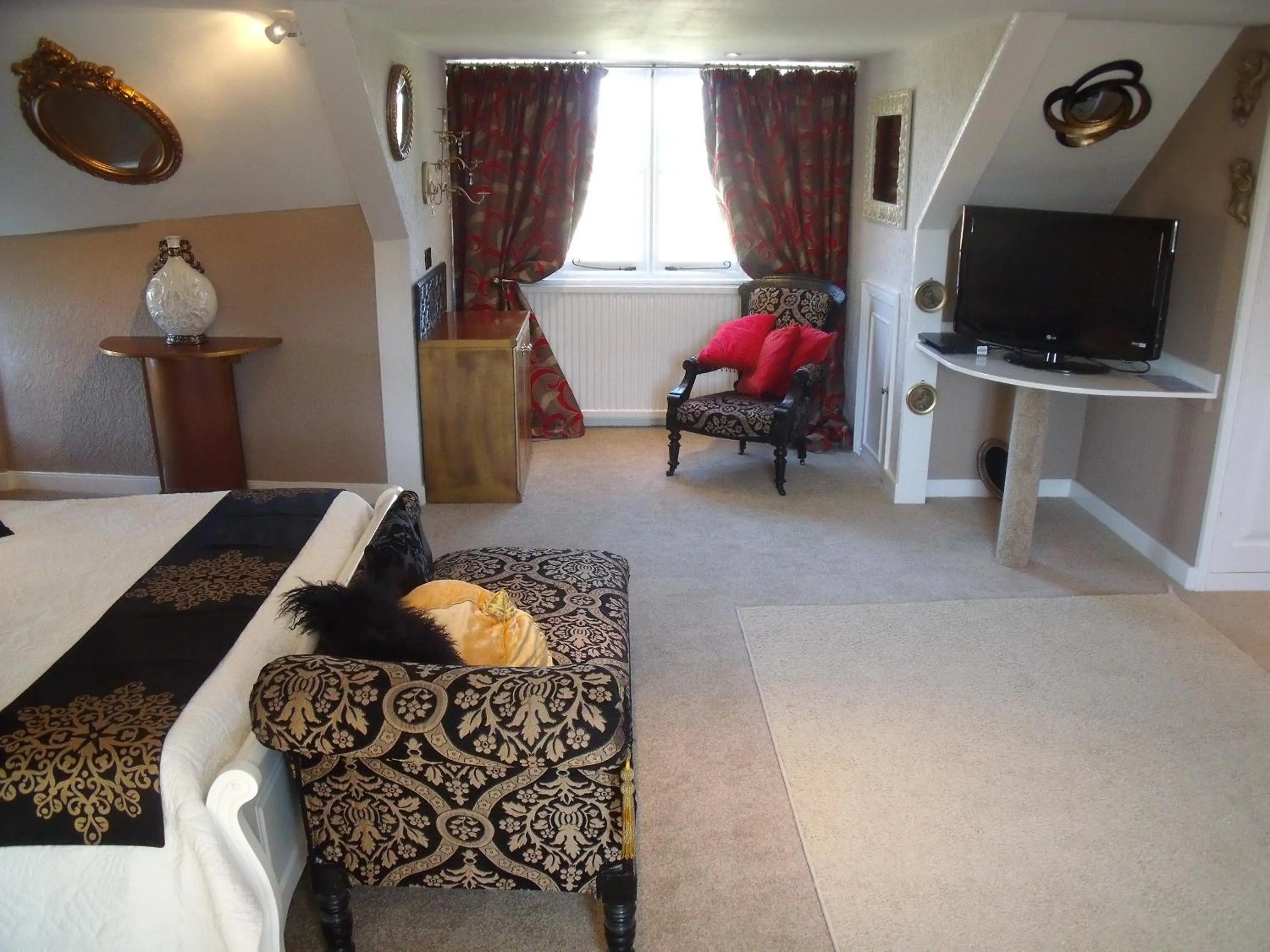 Bedroom in The Globe Inn