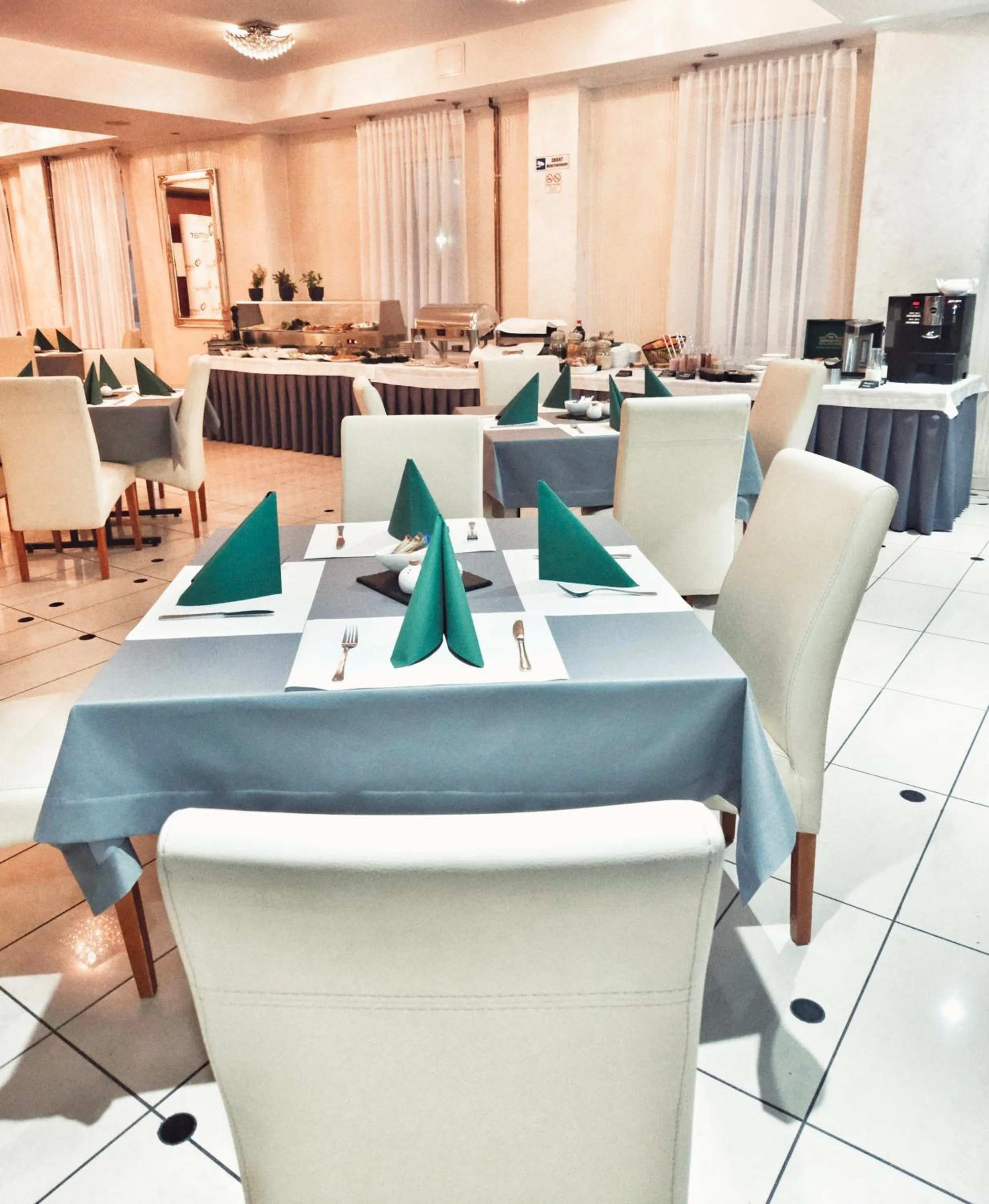 Restaurant/places to eat in Hotel i Restauracja w Luboniu